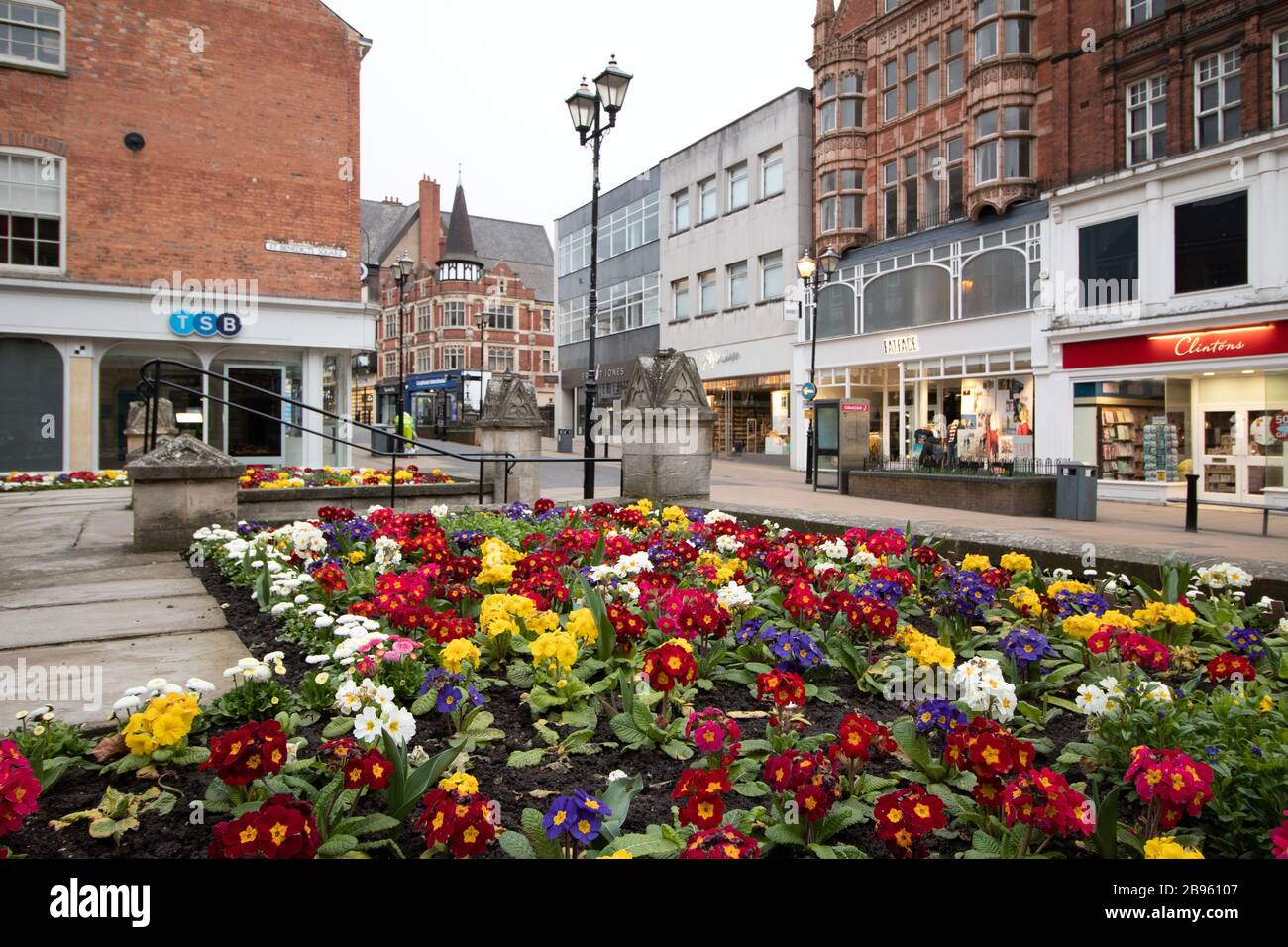 St. Benedict's Square, im Herzen des Einkaufsviertels von Lincoln. Das Gebiet außerhalb der Kirche hat ein Kriegsdenkmal und ist von Geschäften umgeben. Stockfoto