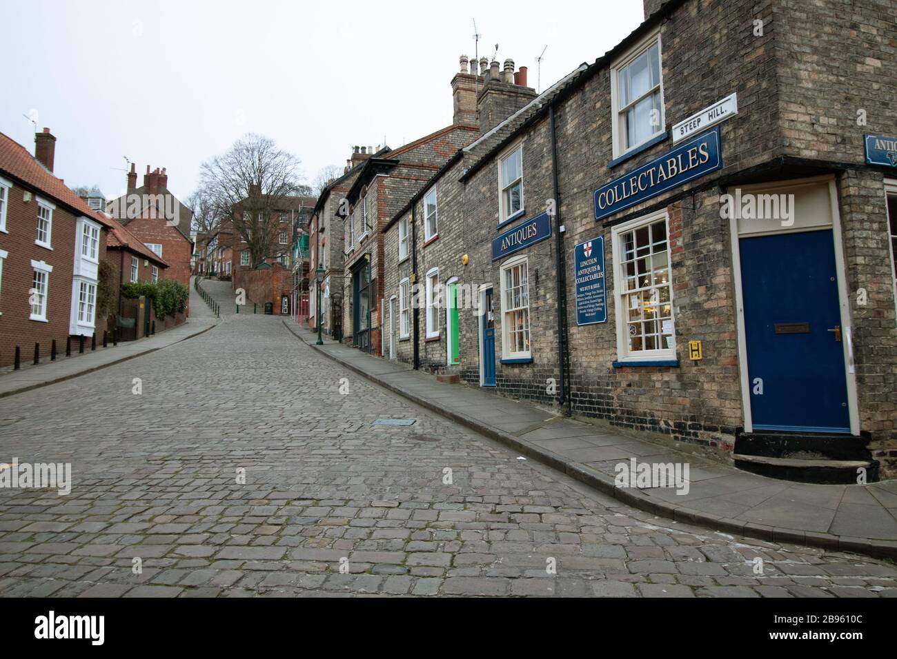 Der Blick auf den steilen Hügel, Lincoln, auf die Kathedrale. Steep Hill ist einer der meistbesuchten Orte in der Stadt Lincoln in der englischen Grafschaft Lincoln. Steep Hill verbindet Lincoln bergauf mit dem Stadtzentrum und dem Einkaufszentrum, die sich auf der Ebene befinden. Sie war früher als Ermine Street bekannt und wird derzeit vom County Council von Lincoln County unterhalten. Stockfoto