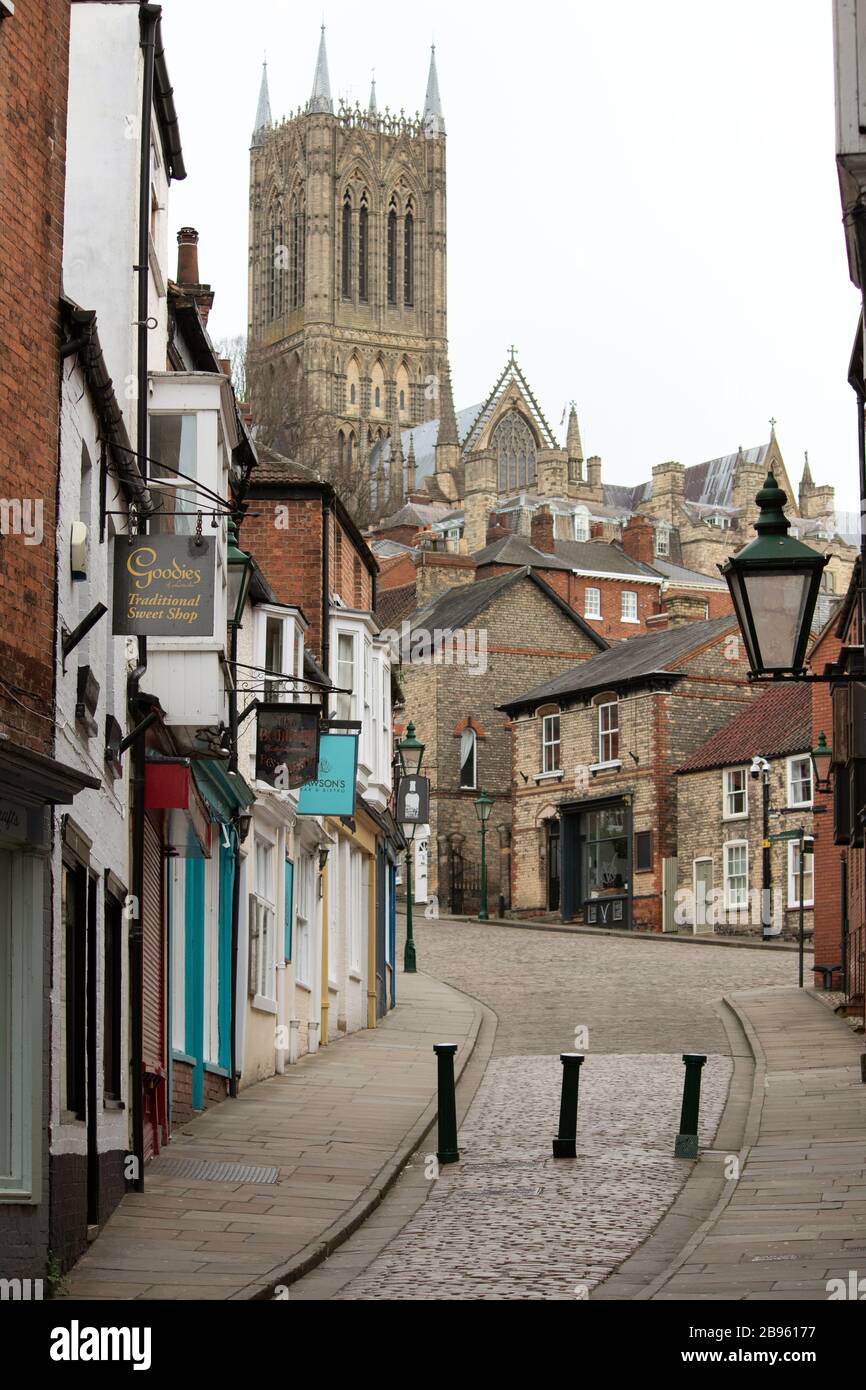 Der Blick auf den steilen Hügel, Lincoln, auf die Kathedrale. Steep Hill ist einer der meistbesuchten Orte in der Stadt Lincoln in der englischen Grafschaft Lincoln. Steep Hill verbindet Lincoln bergauf mit dem Stadtzentrum und dem Einkaufszentrum, die sich auf der Ebene befinden. Sie war früher als Ermine Street bekannt und wird derzeit vom County Council von Lincoln County unterhalten. Stockfoto