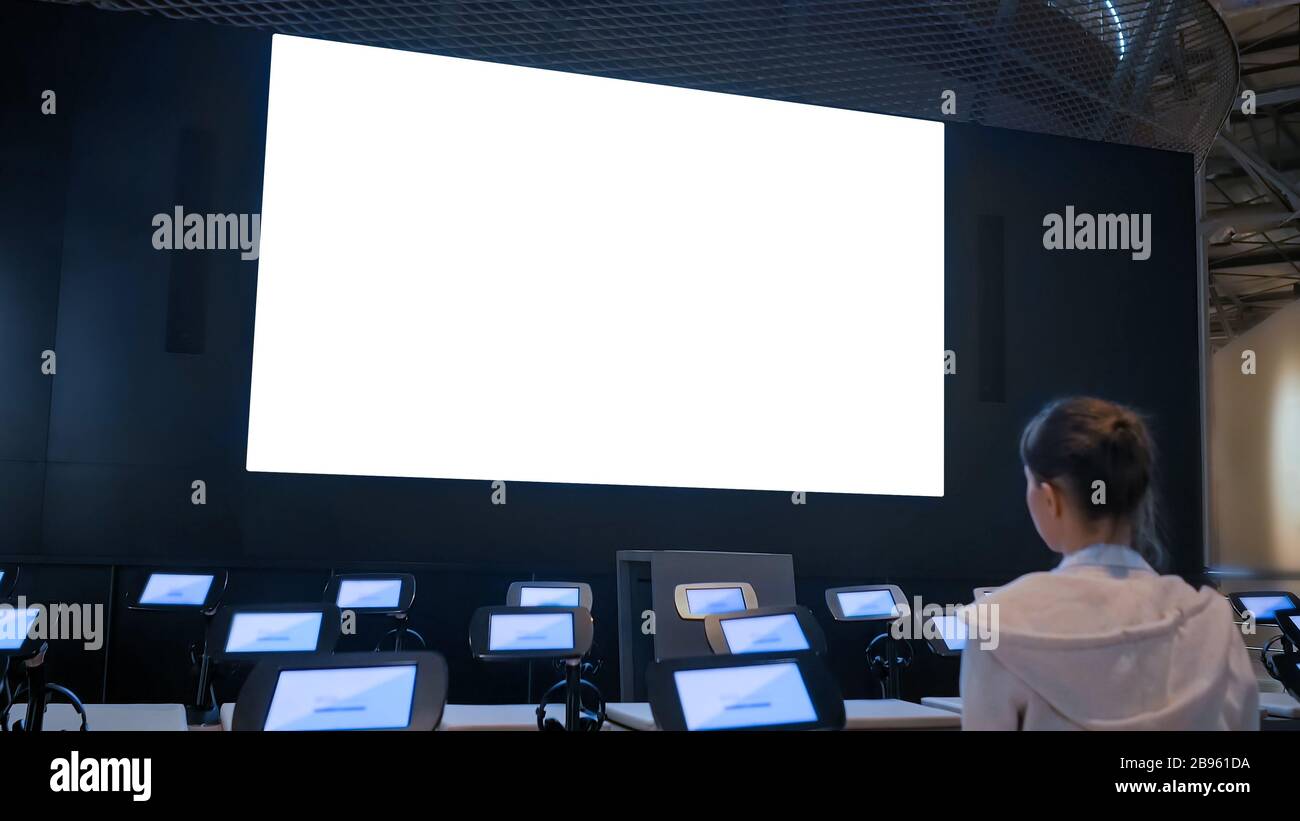 Frau auf der Suche nach großen leeren weißen Bildschirm-isolierte Konzept Stockfoto
