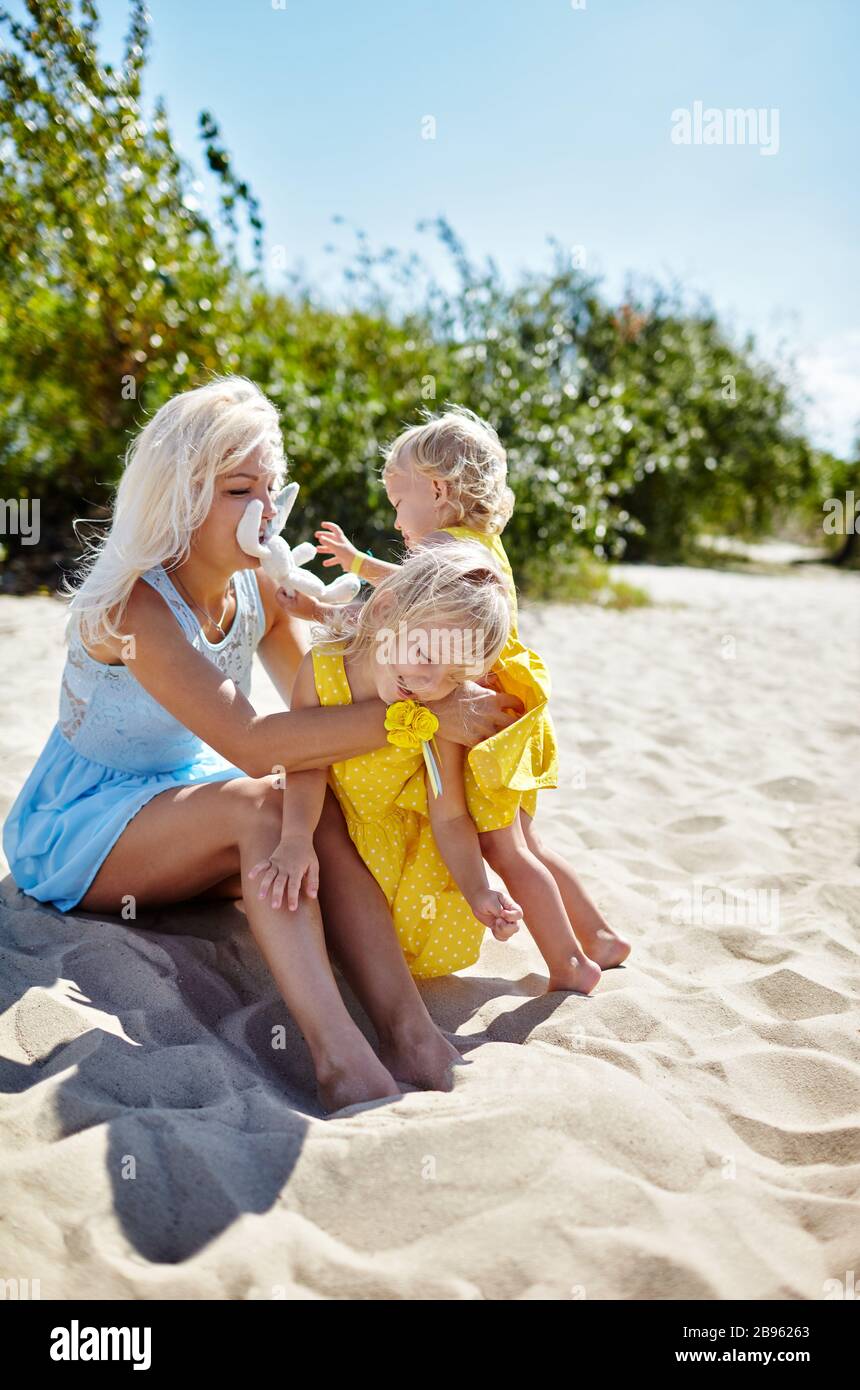 Glückliche Familie, die sich am Meer erholt. Glückliche Familie, die im ...