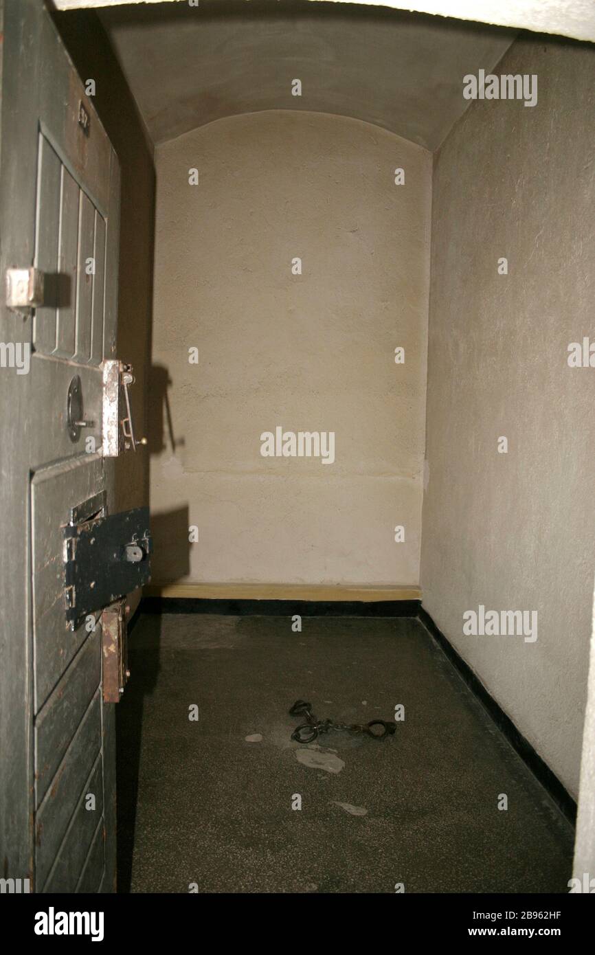 Die Schwarze Zelle In Der Gefangene In Volliger Dunkelheit Und Isolation Angekettet Werden Befindet Sich Im Gefangnis Von Sighet Heute Das Denkmal Der Opfer Des Kommunismus Stockfotografie Alamy