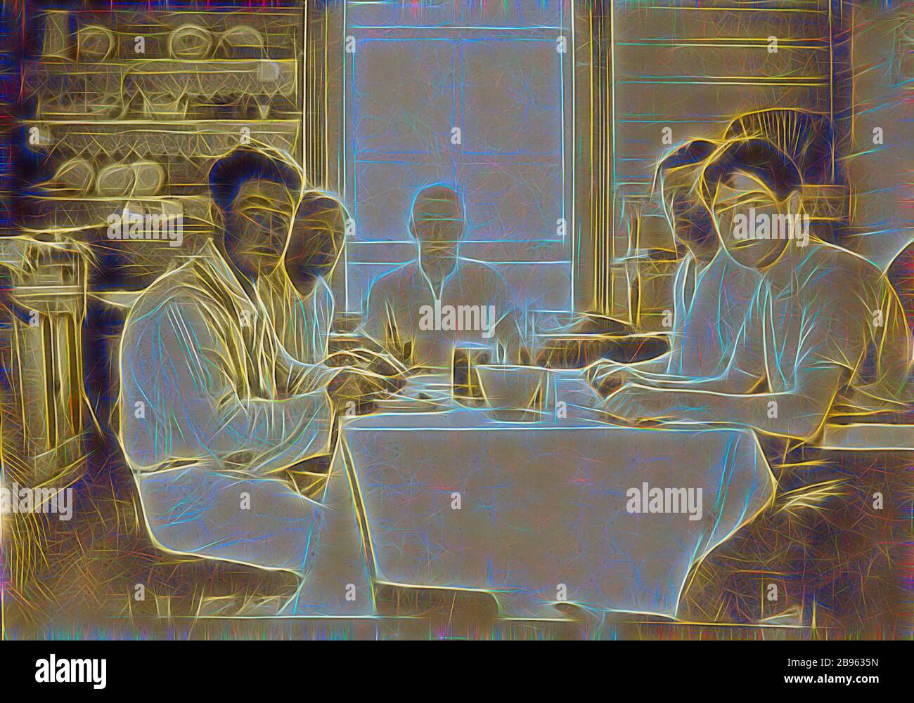 Digitalfoto - fünf Männer essen am Küchentisch, Chelsea, 1918, fünf junge Männer sitzen mit Messern und Gabeln in den Händen um einen Küchentisch. Sie tragen Hemden ohne Krawatten oder Westen. Direkt hinter dem Mann am Kopf des Tisches befindet sich ein Fenster. Dieses Foto zeigt Walter Burke als jungen Mann, weg an einem Wochenende mit einer Gruppe von Freunden namens "Bunyips" in Chelsea, Dezember 1918., von Gibon neu gestaltet, Design von warmen fröhlich glühen von Helligkeit und Lichtstrahlen Ausstrahlung. Klassische Kunst neu erfunden mit einem modernen Twist. Fotografie inspiriert von Futurismus, umarmt dyna Stockfoto