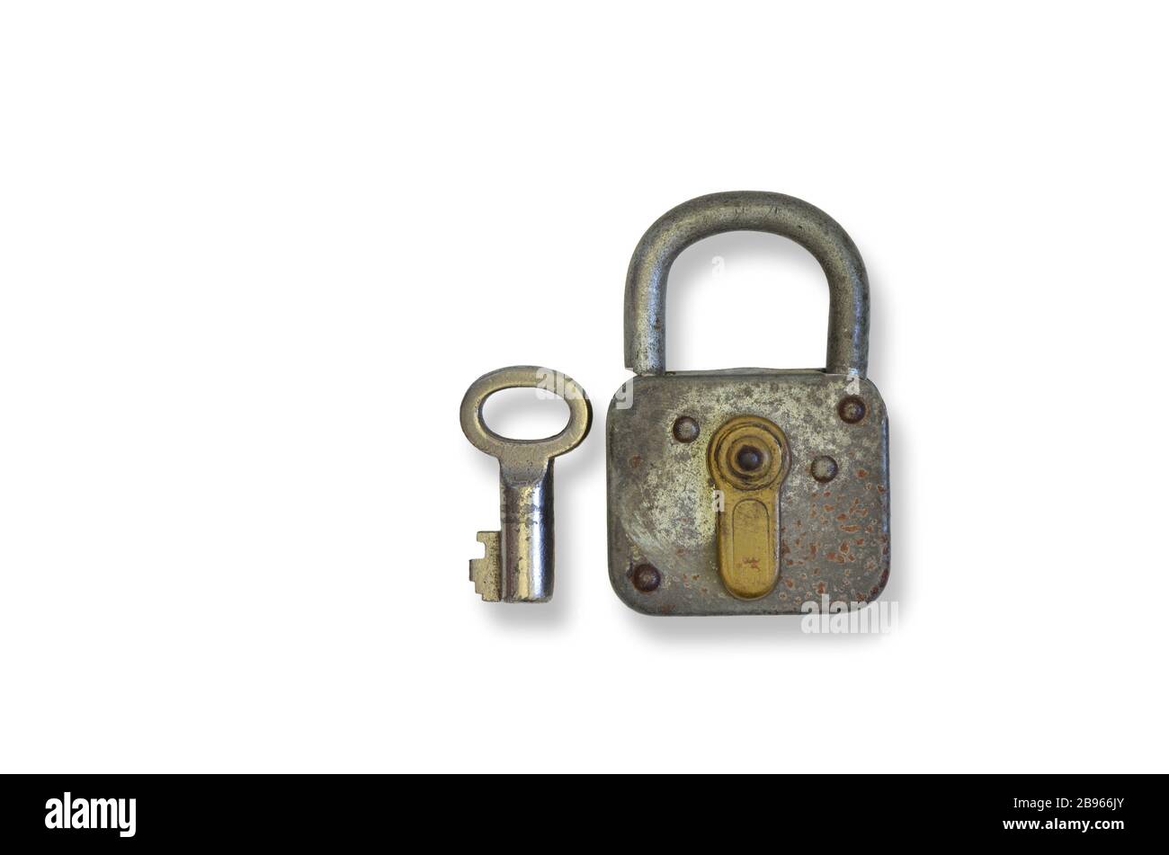 Verrosttes altes Vorhängeschloss mit Schlüssel, Nahaufnahme, isoliert auf weißem Hintergrund Stockfoto