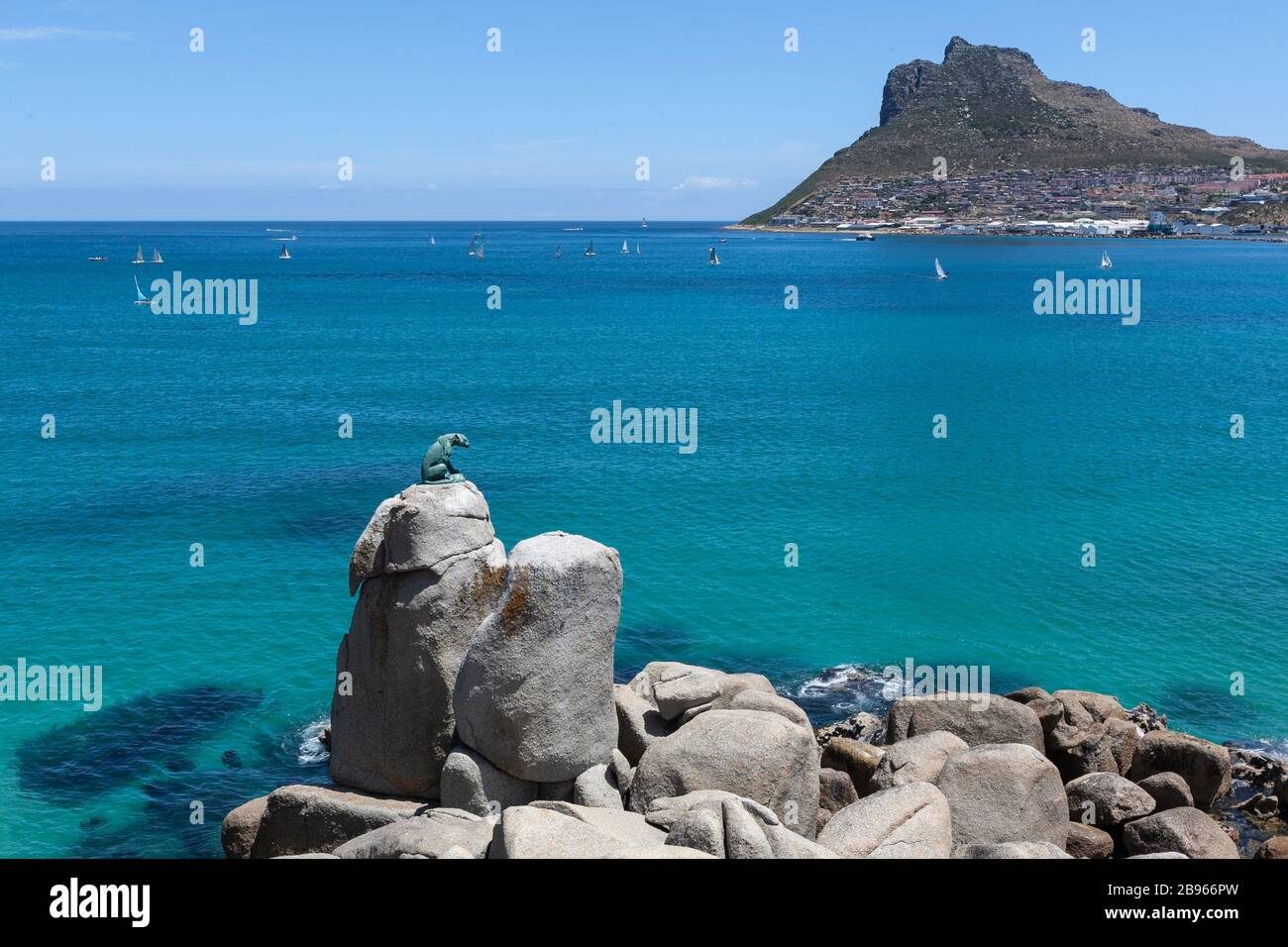 Löwendenkmal auf der Spitze der Rock-Garden-Route Südafrika. Kap der guten Hoffnung am Horizont Stockfoto