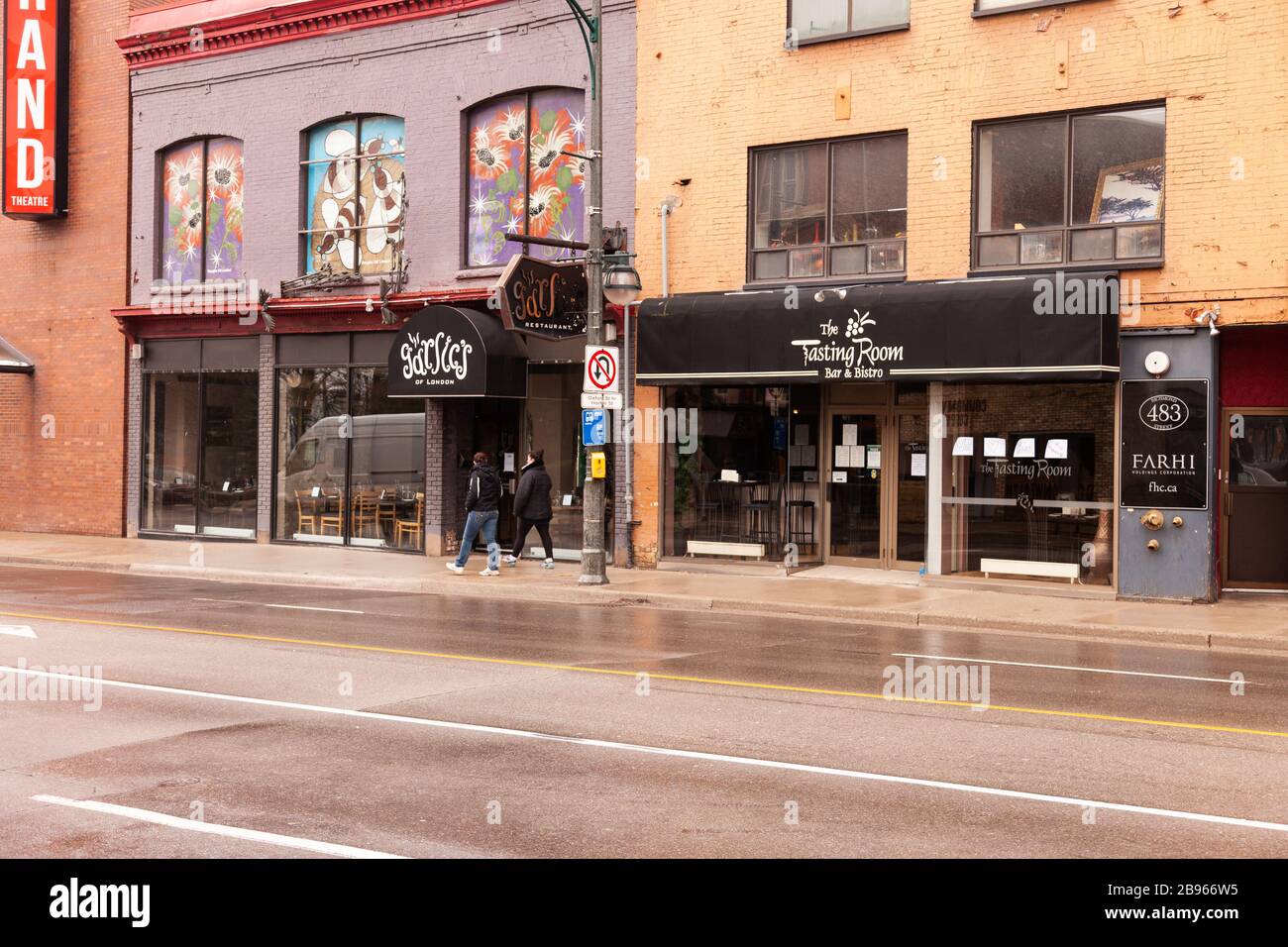 Zwei beliebte Restaurants in London Ontario Kanada schlossen aufgrund einer COVID-19-Pandemie, in einem Fenster ein handgeschlagenes Zeichen, das die Liebe zur Stadt zum Ausdruck brachte. Stockfoto