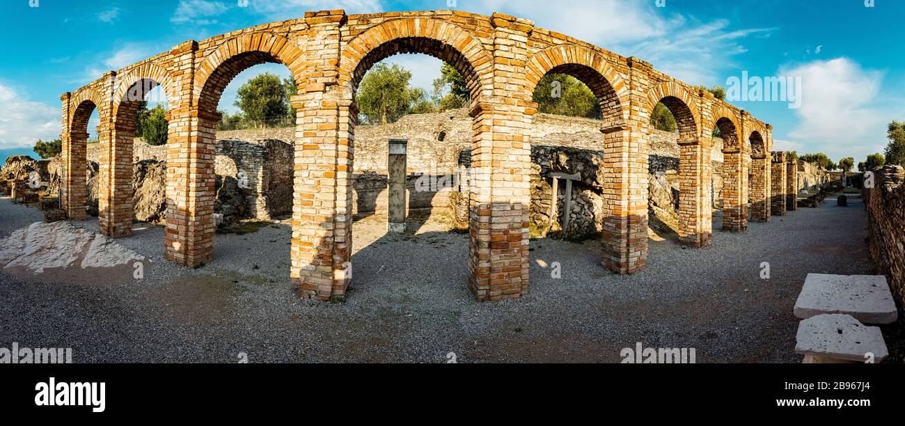 Grotten von Catullus sind die Ruinen einer römischen Villa, die Ende des 1. Jahrhunderts in Sirmione am Gardasee erbaut wurde Stockfoto