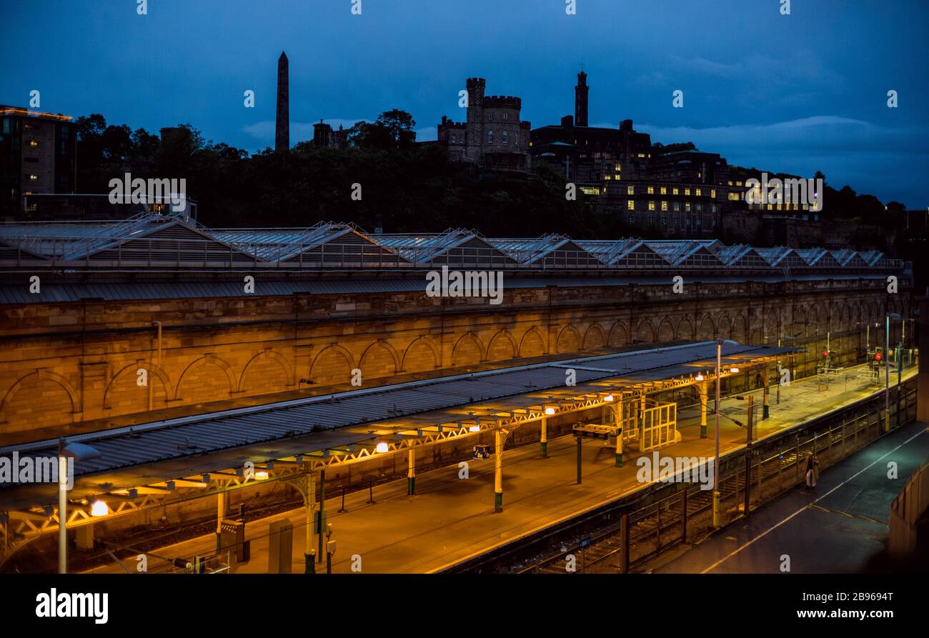 Edinburgh Waverly Bahnhof und Bahnhof in der Dämmerung völlig leer mit Schloss im Hintergrund. Edinburgh, Schottland, Großbritannien Stockfoto