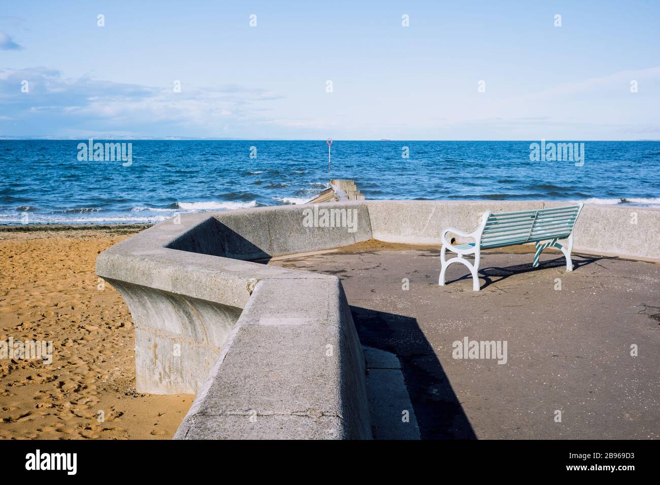 Offene Sitzbank in der ersten Reihe zum Portobello Beach in Edinburgh, Schottland Stockfoto