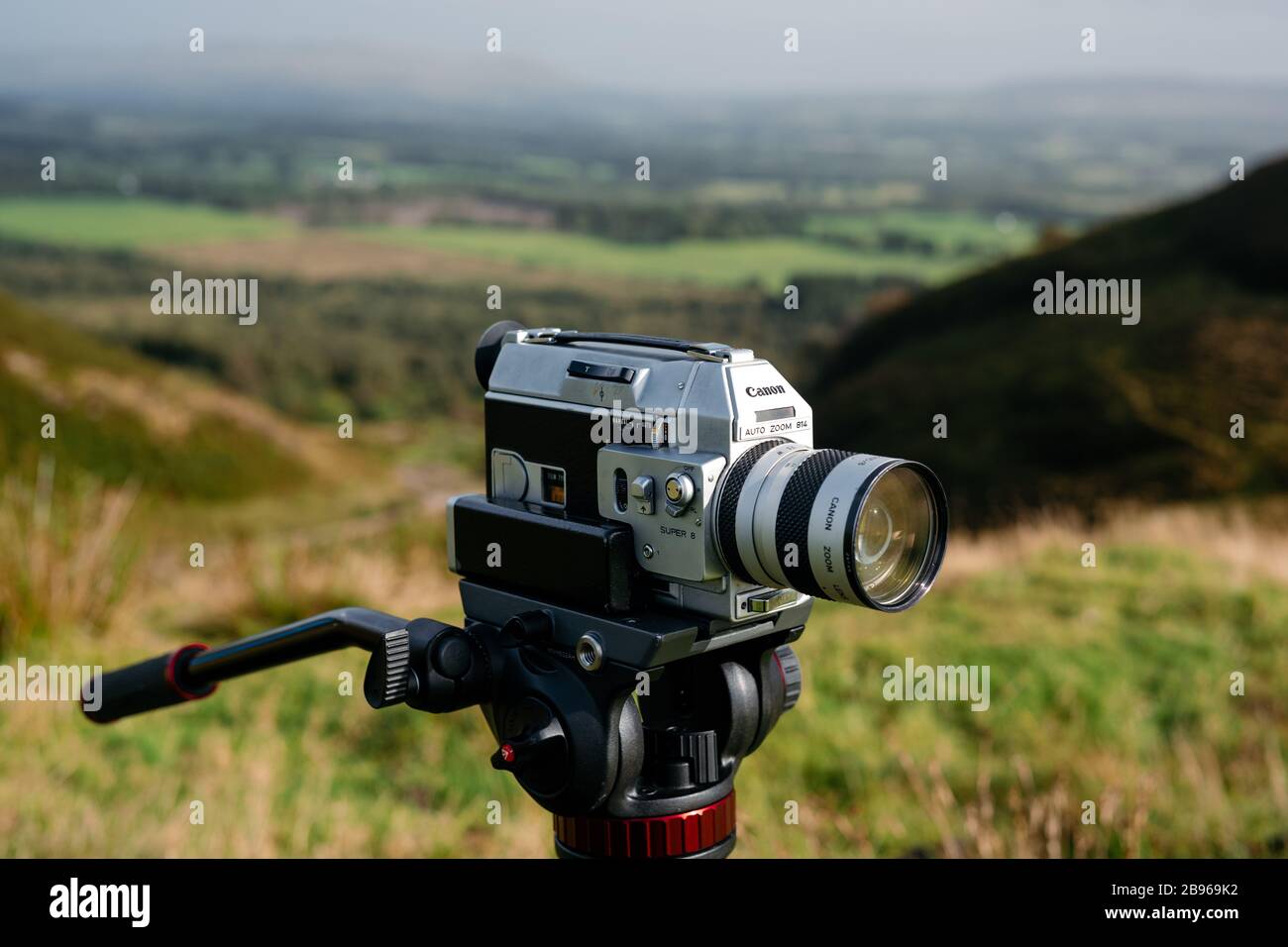Canon Super 8mm Filmkamera sitzt auf einem Stativ. Canon 814 Auto-Zoom Stockfoto
