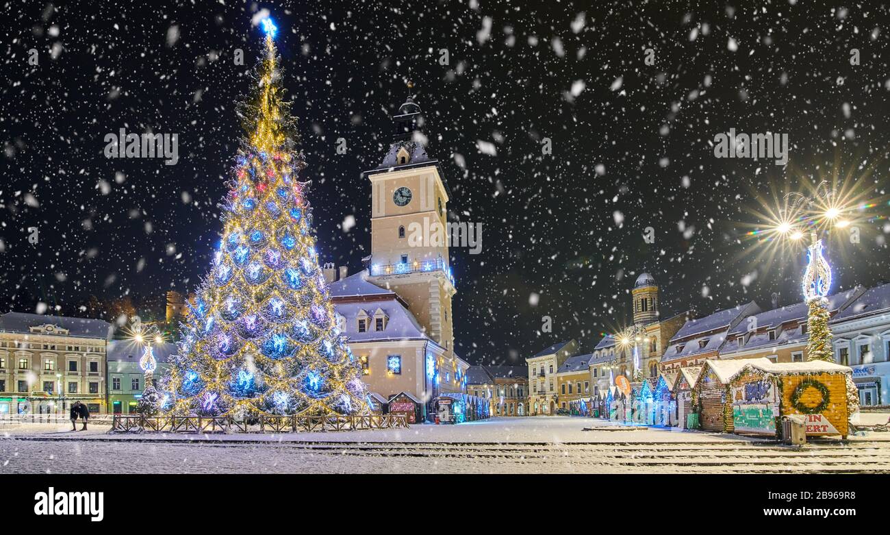 Brasov, Rumänien- 06. Januar 2019:Weihnachtsbaum in der Altstadt von Brasov in einer schnäkenden Nacht, Panoramaaussicht auf Altstadt und Ratsplatz Stockfoto