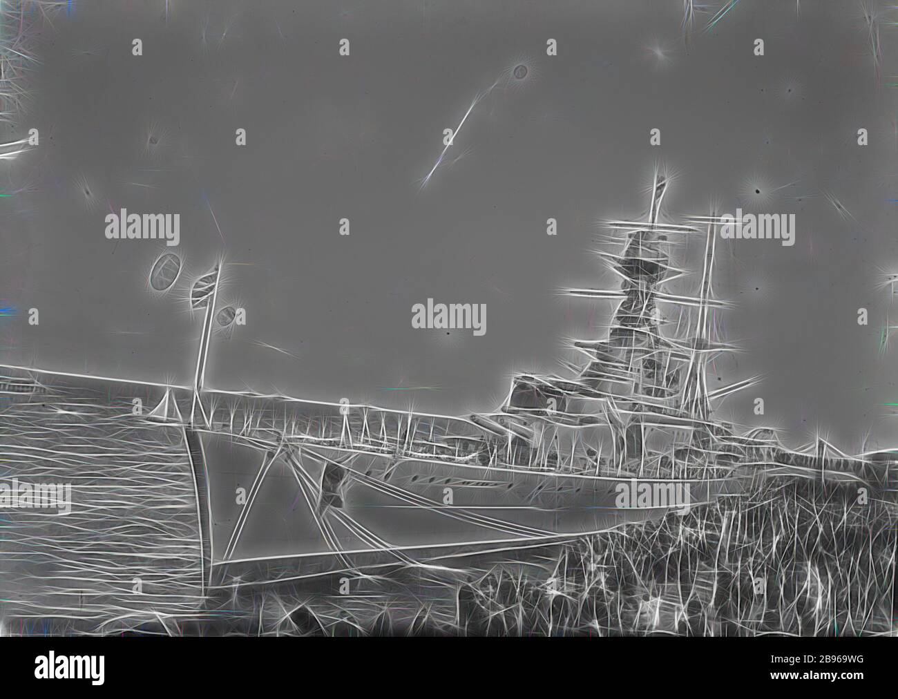 Glass negative - Naval Ship, ca. 1920er Jahre, Schwarzweiß 1/6. Plattenglas negativ eines an einem Hafen angedockten Marineschiffs. Sammlung von Produkten, Werbematerialien, Fotografien und Arbeitslebensartefakte, Als die Produktionsstätte in Melbourne in Coburg geschlossen wurde, wurde eine breite Palette von Fotoprodukten nach Australasien hergestellt und vertrieben, wie etwa, von Gibon neu vorgestellt, das Design von warmem, fröhlichem Leuchten von Helligkeit und Lichtstrahlen. Klassische Kunst mit moderner Note neu erfunden. Fotografie, inspiriert von Futurismus, mit dynamischer Energie moderner Technologie, Bewegung, Geschwindigkeit und Stockfoto