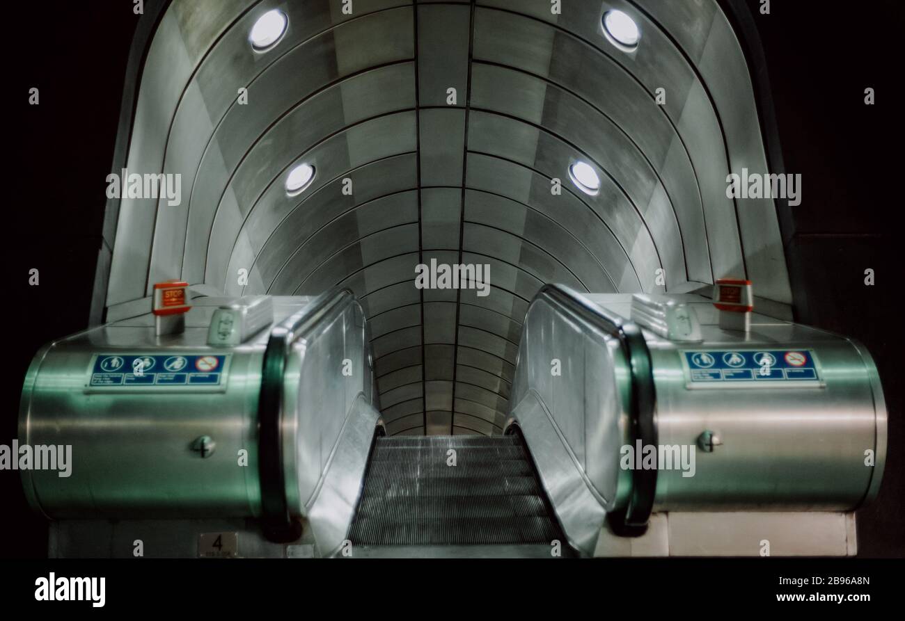 Leere U-Bahn-Rolltreppen in der Londoner U-Bahn. Stockfoto