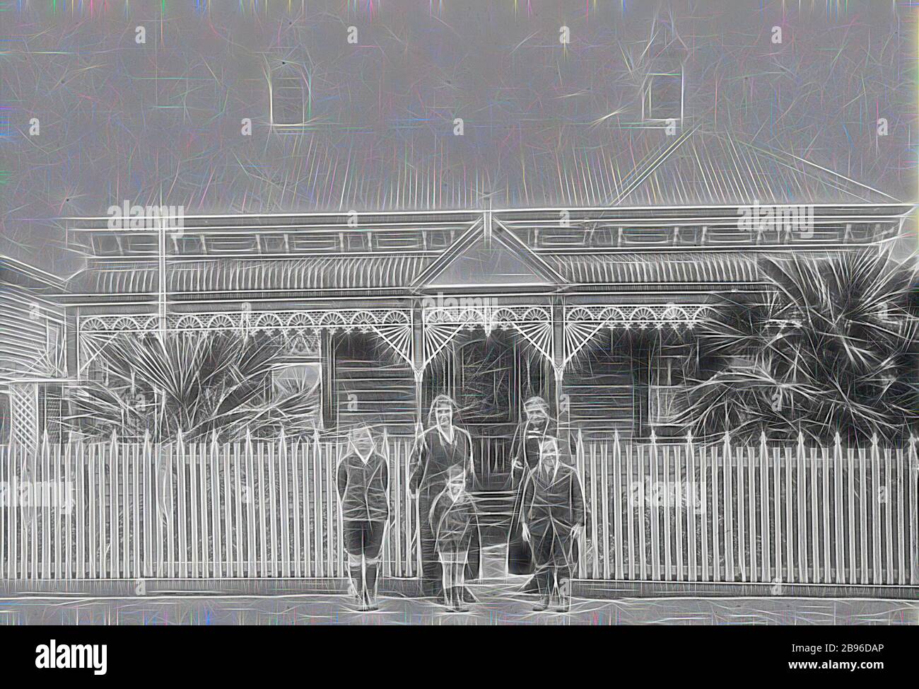 Negativ - Fitzroy North, Victoria, 1922, zwei Frauen und drei junge Jungen vor einem Haus, das eiserne Schnürarbeiten auf seiner Veranda hat., von Gibon neu vorgestellt, Design von warmem fröhlichem Leuchten von Helligkeit und Lichtstrahlen. Klassische Kunst mit moderner Note neu erfunden. Fotografie, inspiriert vom Futurismus, die dynamische Energie moderner Technologie, Bewegung, Geschwindigkeit und Kultur revolutionieren. Stockfoto