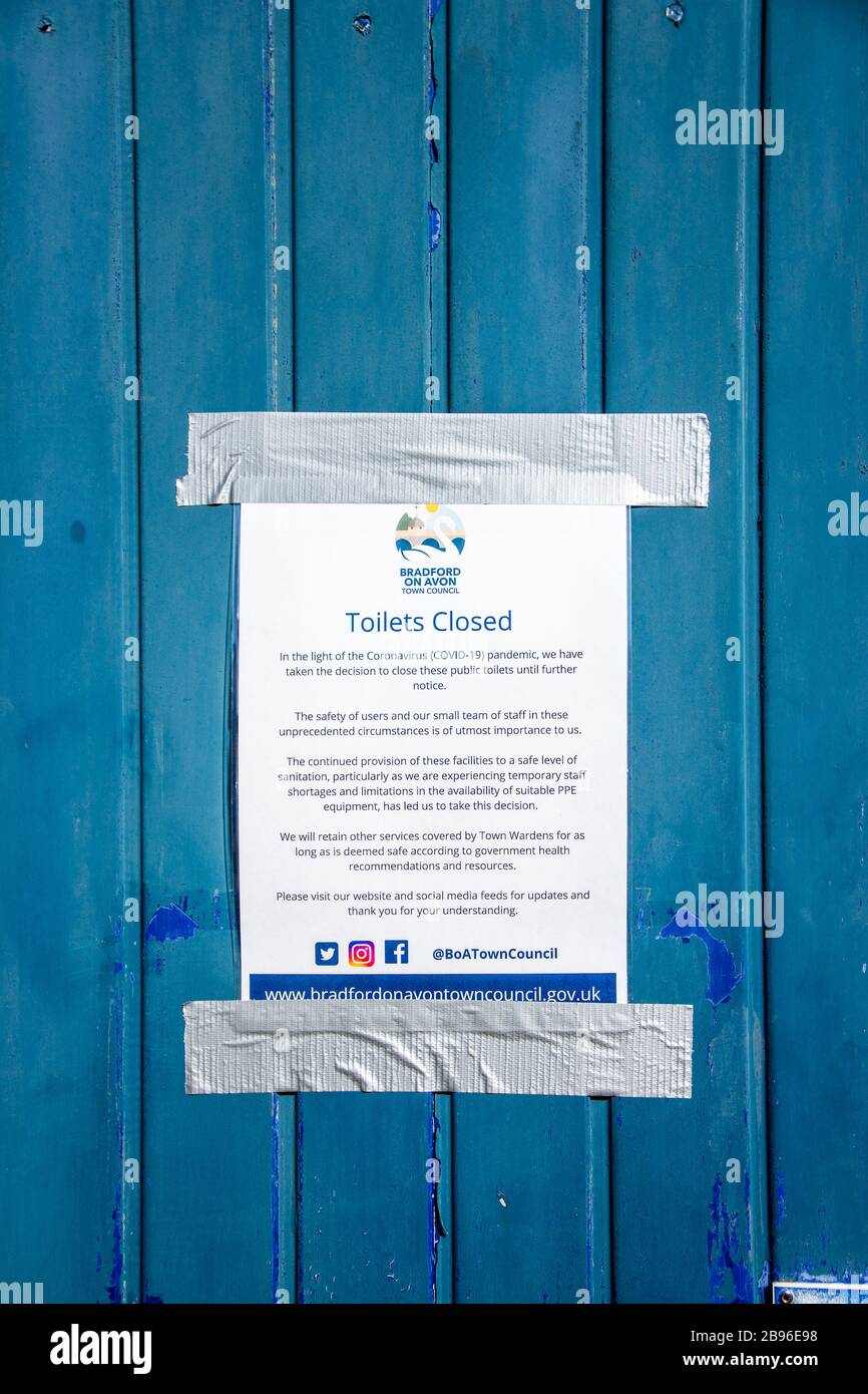 Ein Schild, das an den Türen der öffentlichen Toiletten in Bradford auf Avon wiltshire angebracht war und von deren Schließung aufgrund des Corona-Virus erzählt wurde Stockfoto