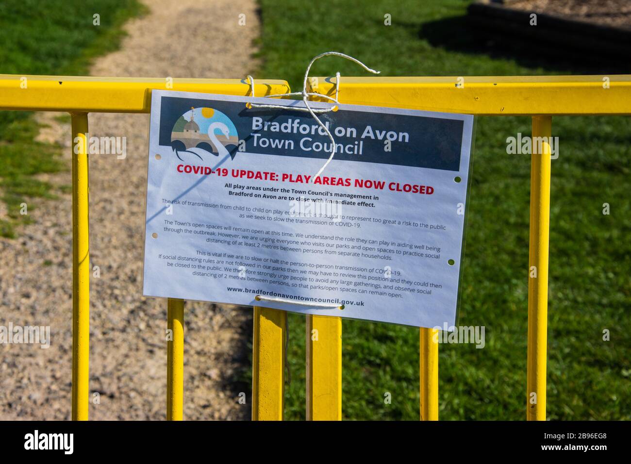 Eine Mitteilung von Bradford am Avon Town council wiltshire, gebunden an das Tor eines Kinderspielplatzes, die über die Schließung aufgrund eines Corona-Ausbruchs informiert Stockfoto