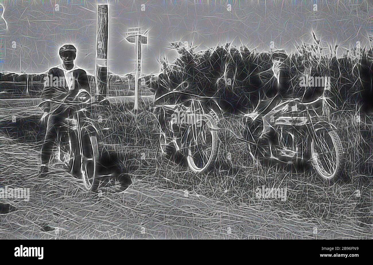 Negativ - Edithvale District, Victoria, ca. 1930, zwei Männer auf Motorrädern neben einer schmutzigen Straße. Ein drittes Fahrrad, vermutlich das des Fotografen, ist zwischen ihnen geparkt, von Gibon neu vorgestellt, Design von warmfröhlichem Leuchten von Helligkeit und Lichtstrahlen. Klassische Kunst mit moderner Note neu erfunden. Fotografie, inspiriert vom Futurismus, die dynamische Energie moderner Technologie, Bewegung, Geschwindigkeit und Kultur revolutionieren. Stockfoto