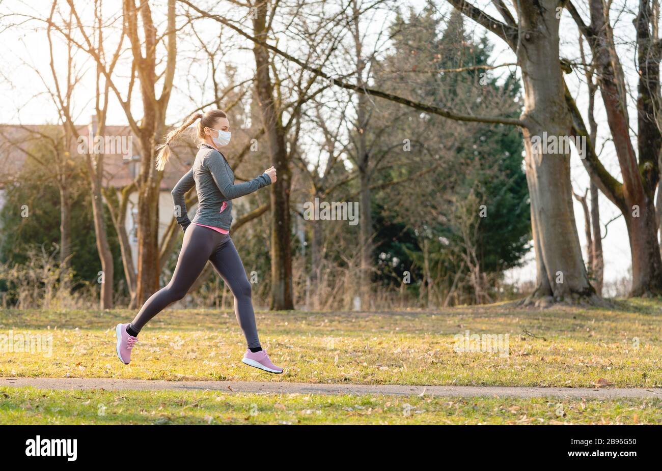 Frau will ihre Fitness während einer Kovid-19-Krise durch laufen behalten Stockfoto