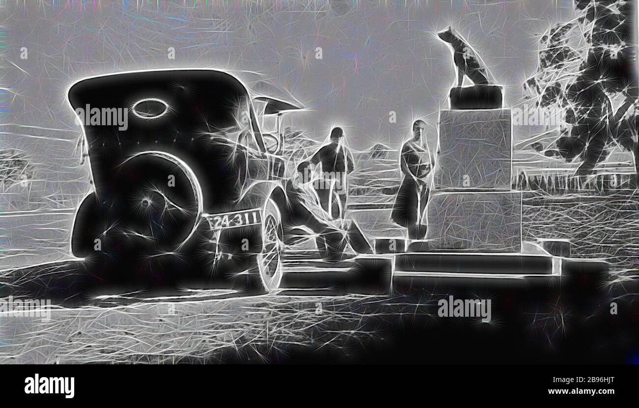 Negativ - Gundagai, New South Wales, ca. 1930, zwei Männer und eine Frau neben dem Hund auf der Tückerbox bei Gundagai, NSW. Ein Mann sitzt auf dem Laufbrett eines Autos, das von Gibon neu vorgestellt wurde, ein warmes, fröhliches Leuchten von Helligkeit und Lichtstrahlen. Klassische Kunst mit moderner Note neu erfunden. Fotografie, inspiriert vom Futurismus, die dynamische Energie moderner Technologie, Bewegung, Geschwindigkeit und Kultur revolutionieren. Stockfoto