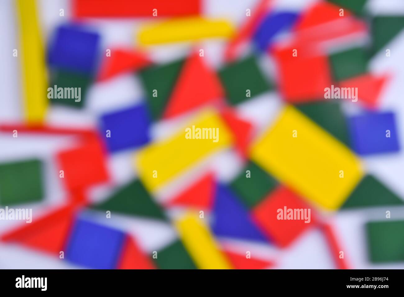 Mehrfarbiger verschwommener Hintergrund kleiner geometrischer Figuren verschiedener Farben Stockfoto