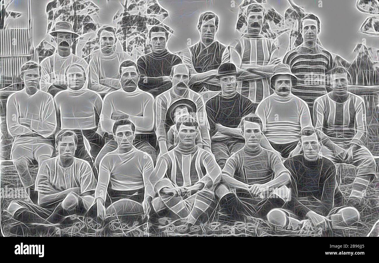 Negativ - Mirboo, Victoria, vor 1914, das Mirboo Cafe Football Team., von Gibon neu vorgestellt, Design von warmem, fröhlichem Leuchten von Helligkeit und Lichtstrahlen. Klassische Kunst mit moderner Note neu erfunden. Fotografie, inspiriert vom Futurismus, die dynamische Energie moderner Technologie, Bewegung, Geschwindigkeit und Kultur revolutionieren. Stockfoto
