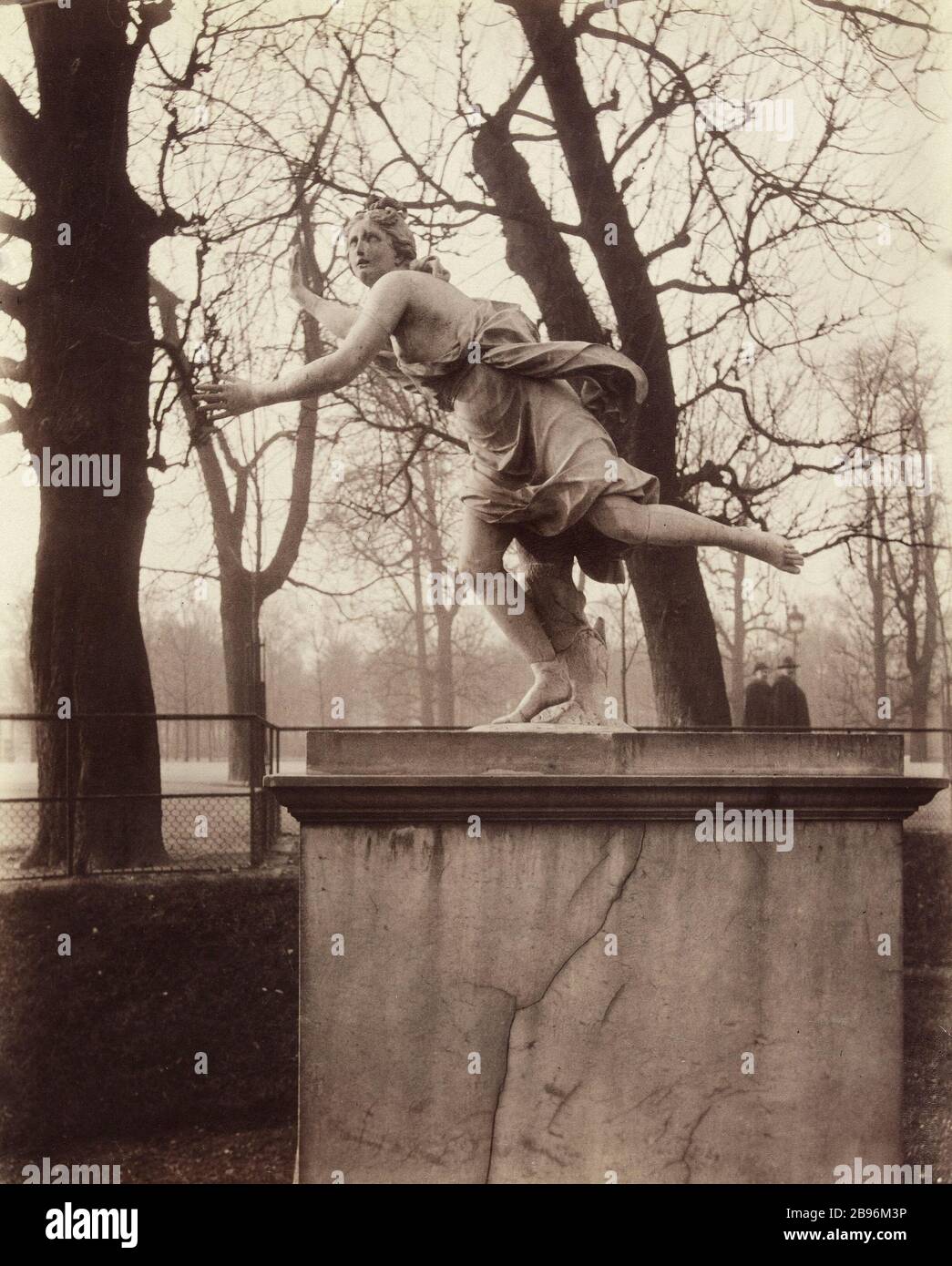 Daphne verfolgt von Apollo Guillaume Coustou (1677-1746). "PAPHNÉ poursuivie par Apollon". Jardin des Tuileries. Paris (Ier arr.), 1907. Photographie d'Eugène Atget (1857-1927). Paris, musée Carnavalet. Stockfoto