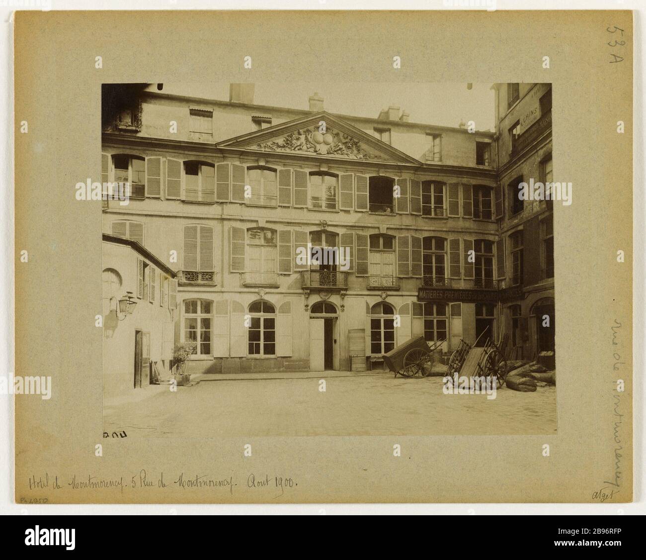 COURT HOTEL MONTMORENCY MONTMORENCY 5 STREET, 3RD DISTRICT, PARIS Cour, hôtel de Montmorency, 5 rue de Montmorency. Paris (IIIème arr.), août 1900. Photographie d'Eugène Atget (1857-1927). Paris, musée Carnavalet. Stockfoto