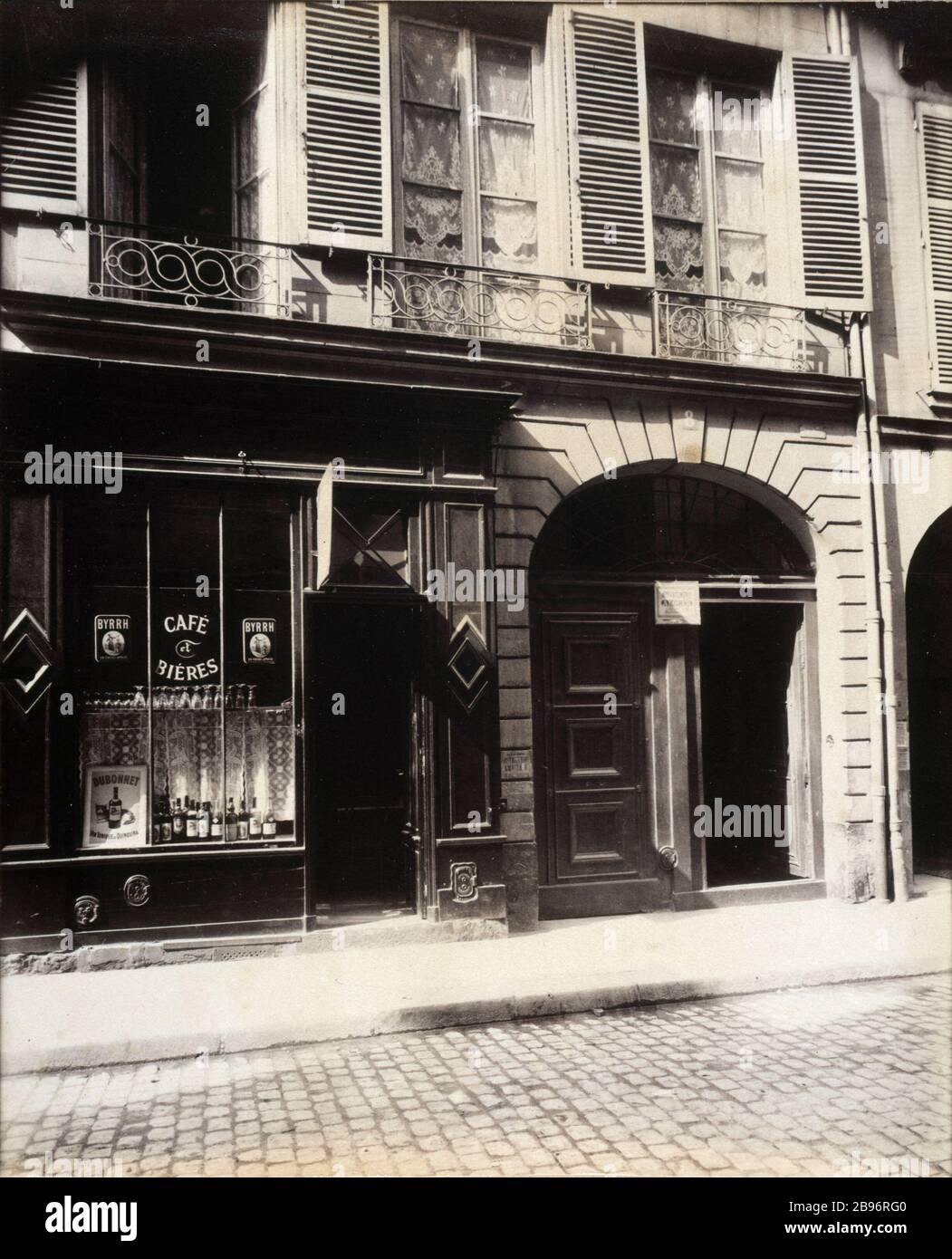 Rue Guenegaud Rue Guénégaud (ancien hôtel), Paris (VIème arr.). Photographie d'Eugène Atget (1857-1927). Paris, musée Carnavalet. Stockfoto