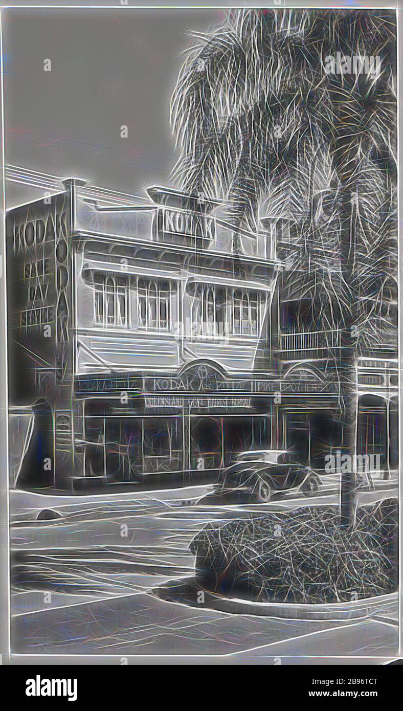 Foto, Außenansicht des Shops Kodak Branch, Townsville, QLD, 1930er Jahre, Schwarz-Weiß-Foto des Kodak Australasia Pty Ltd Filialladens und des Verarbeitungslabors am selben Tag in der Flinders St, Townsville, Queensland, in den 1930er Jahren. Diese Straßenansicht zeigt benachbarte Geschäfte, eine bewachsene Verkehrsinsel und ein Auto und Fahrrad, das auf der Straße vor dem Hotel geparkt ist. Dieses Kodak Geschäft wurde 1920 gebaut, das zweite Stockwerk wurde 1929 hinzugefügt. Im Obergeschoss befand sich das Verarbeitungslabor für, von Gibon neu gestaltet, Design von warmen fröhlichen Leuchten von Helligkeit und Lichtstrahlen Ausstrahlung. Klassische Kunst neu erfunden mit einem modernen Twist. Pho Stockfoto