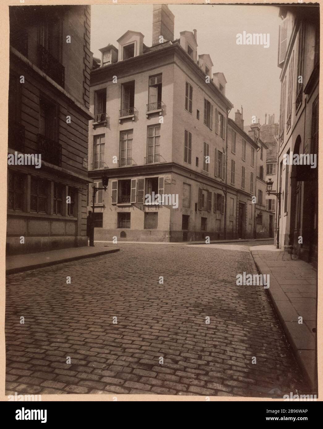 Ecke Rue Saint-Guillaume und Perronet Street, 7. Bezirk, Paris Atget, Eugène (Jean Eugène Auguste-Atget, dit). "Angle de la rue Saint-Guillaume et de la rue Perronet, 7ème arrondissement, Paris". Papieralbuminé. Paris, musée Carnavalet. Stockfoto