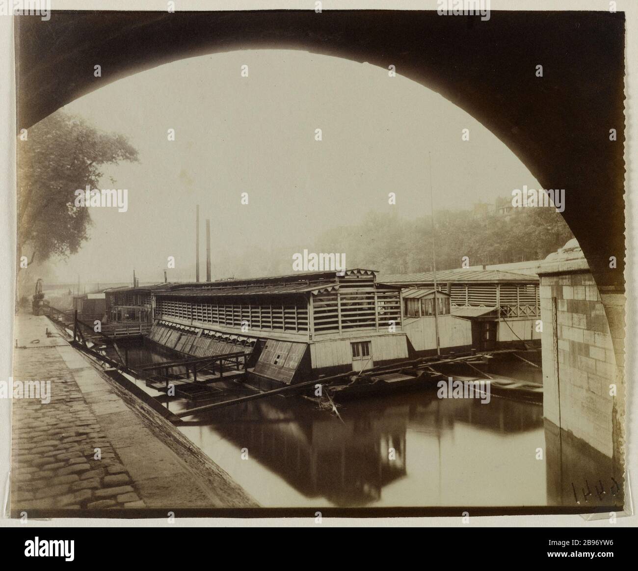 SEINE, BLICK UNTER DER BRÜCKE MARY WHARF ANJOU ZUM RATHAUS, 4. BEZIRK, PARIS La seine, vue pry sous le Pont-Marie, du quai d'Anjou vers l'Hôtel de Ville. Paris (IVème arr.), 1923. Photographie d'Eugène Atget (1857-1927). Paris, musée Carnavalet. Stockfoto