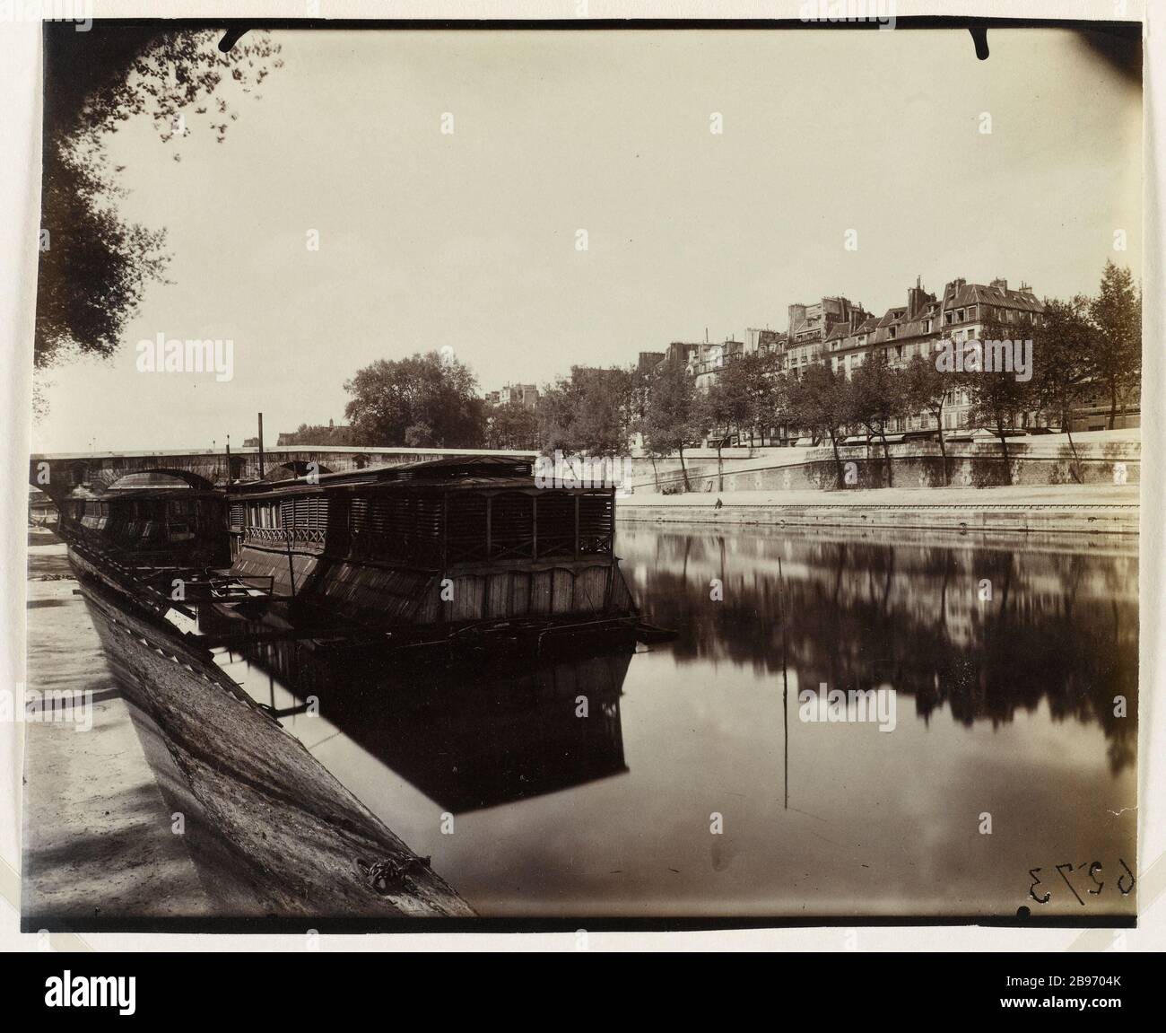 SAINT-LOUIS-INSELBLICK AUF DOCK CELESTINS, BRÜCKE MARY 4. BEZIRK, PARIS Bateau-lavoir vers l''île Saint-Louis, vus du quai des Célestins, Pont-Marie. Paris (IVème arr.), 1921. Photographie d'Eugène Atget (1857-1927). Paris, musée Carnavalet. Stockfoto