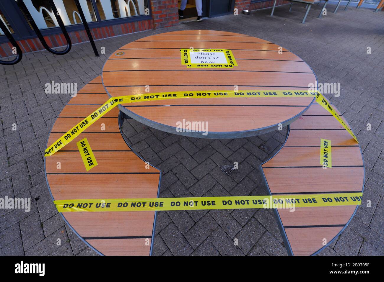 Ein Esstisch vor einem McDonalds Restaurant in Leeds, der abgeschottet wurde, um die Verbreitung von Coron Virus zu schützen Stockfoto