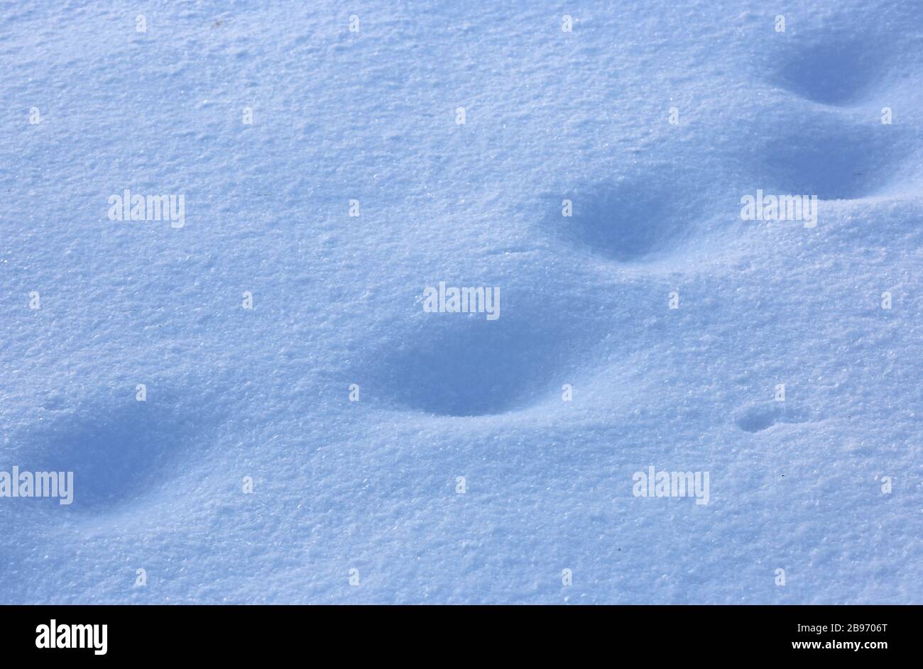 Abstrakte Schneeoberfläche mit Fußabdrücken Stockfoto