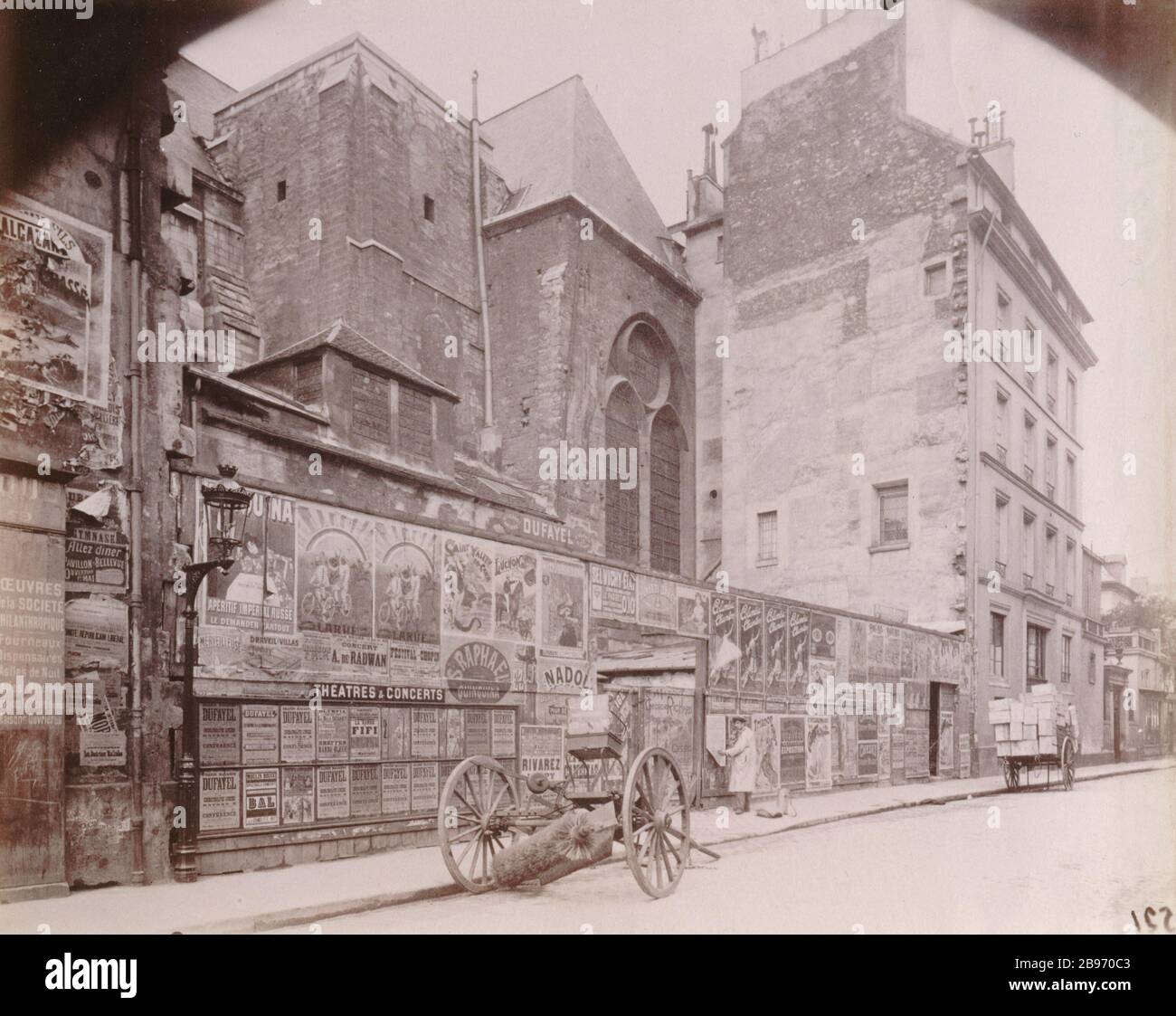 SAINT-GERMAIN des PRES Saint-Germain-des-Prés, rue de l'Abbaye: Colleurs d'affiches. Paris, 1898 (2ème épreuve). Photographie d'Eugène Atget (1857-1927). Paris, musée Carnavalet. Stockfoto