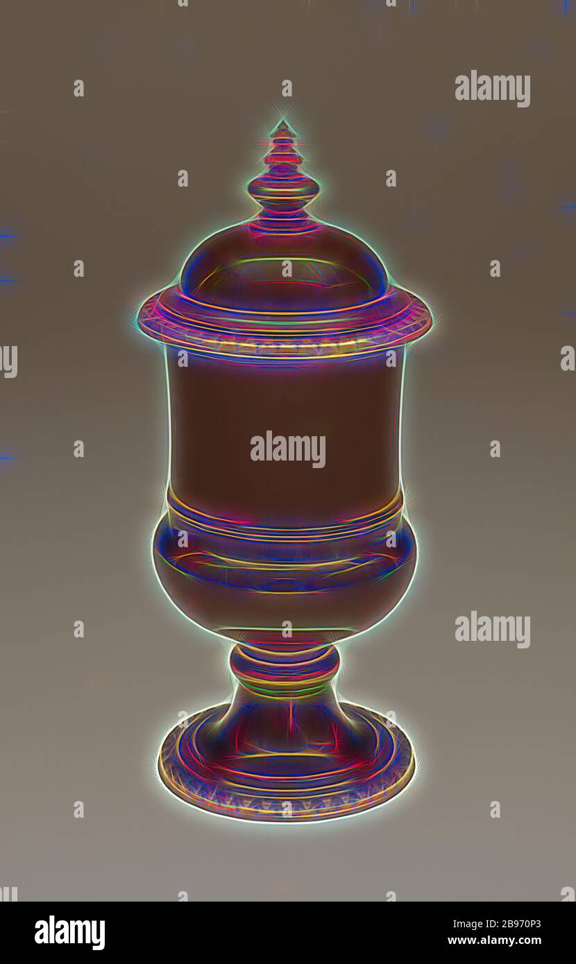 Standing Cup and Cover, Johann Friedrich Böttger (deutsch, 1682 - 1719), Meißener Porzellanmanufaktur (deutsch, aktiv 1710 - heute), Meissen, Deutschland, ca. 1710 - 1715, Steinzeug mit vergoldeten Silberhalterungen, 25,1 cm (9 7/8 in.), von Gibon neu gestaltet, Entwurf von warmfröhlichen Lichtstrahlen und Lichtstrahlen. Klassische Kunst mit moderner Note neu erfunden. Fotografie, inspiriert vom Futurismus, die dynamische Energie moderner Technologie, Bewegung, Geschwindigkeit und Kultur revolutionieren. Stockfoto
