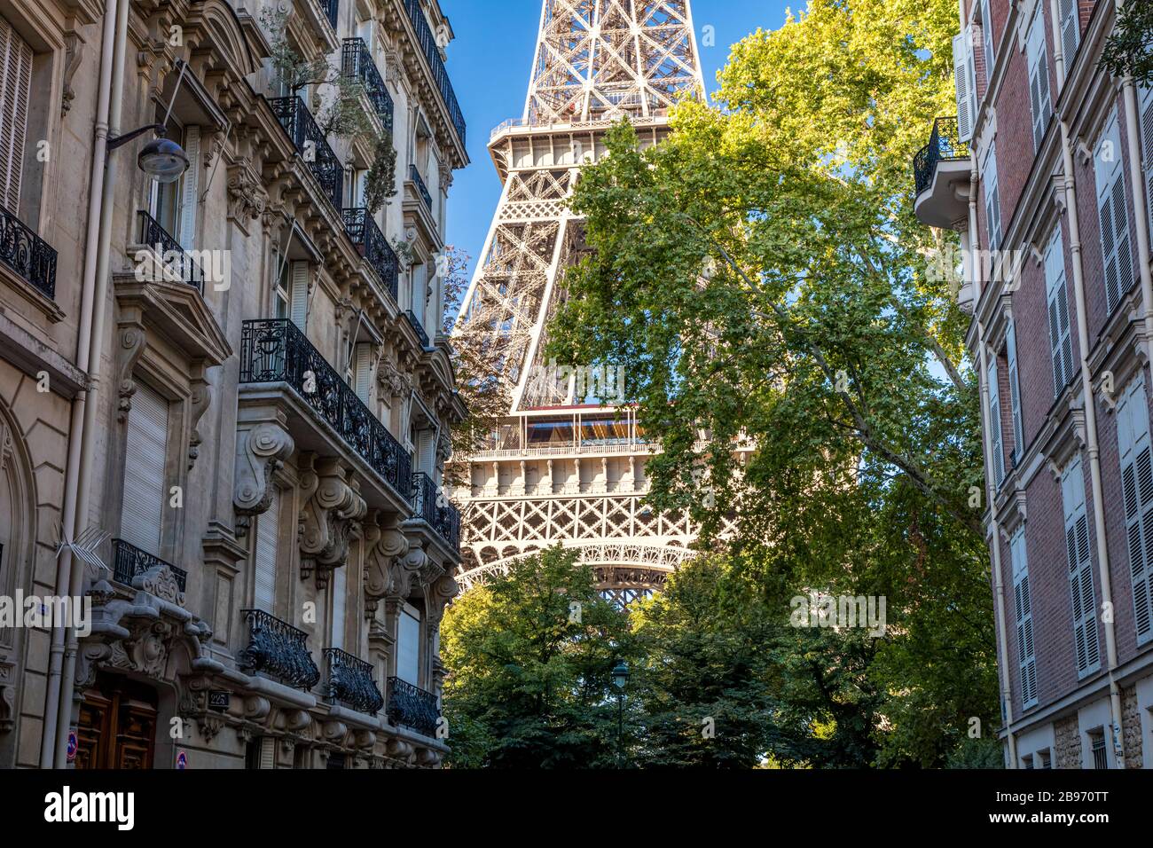 Blick auf die Straße von Paris mit Eiffelturm, Paris, Ile-de-France, Frankreich Stockfoto