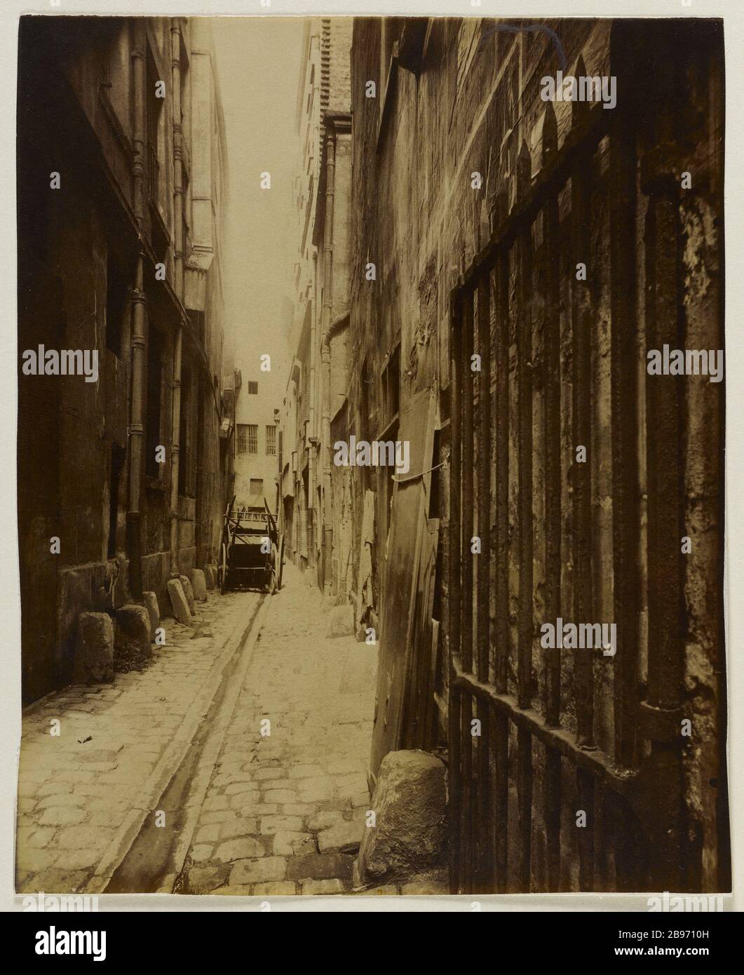 PERSPEKTIVISCHES CUL DE SAC BEEF (TOT), 10 SAINT-MERRI, 4. BEZIRK, PARIS Perspective du cul-de-sac du boeuf (Sackgasse), 10 rue Saint-Merri. Paris (IVème arr.), 1908. Photographie d'Eugène Atget (1857-1927). Paris, musée Carnavalet. Stockfoto