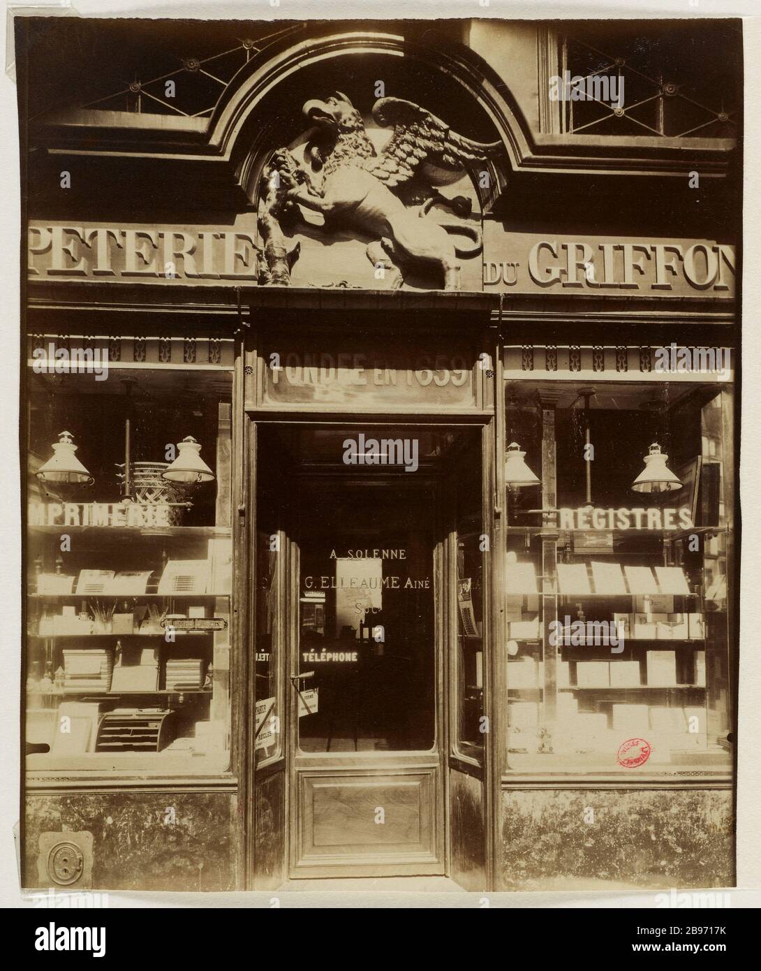 DIE GOLDEN GRIFFON 'PRESS' 10 BUCI STRASSE, 6. BEZIRK, PARIS 'Au griffon  d'Or' Papeterie', 10 rue de Buci, Paris (VIème arr.), 1911. Photographie  d'Eugène Atget (1857-1927). Paris, musée Carnavalet Stockfotografie - Alamy