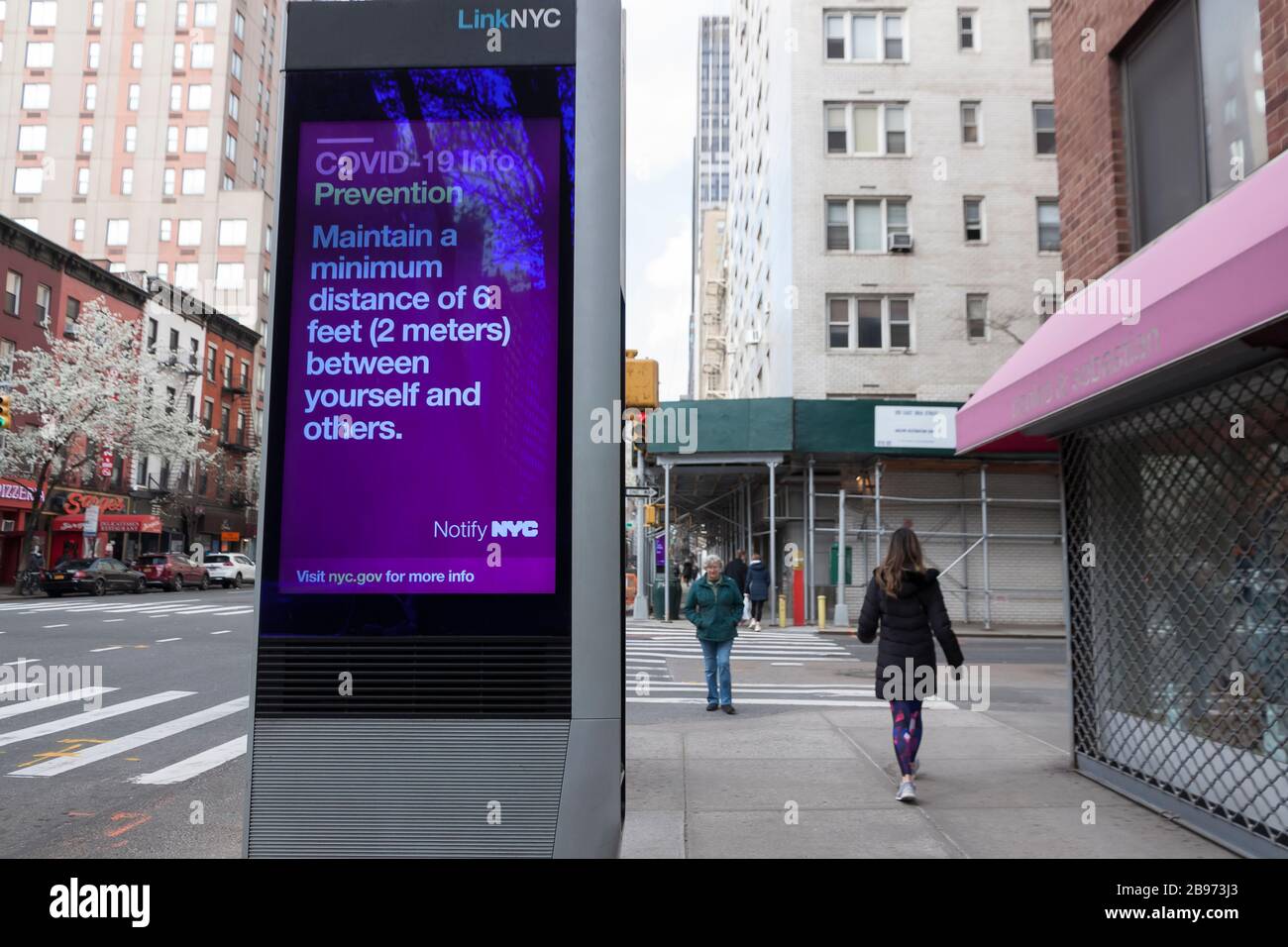 LinkNYC-Schild mit digitalem Kiosk auf dem Bürgersteig mit Nachrichten von Covid-19 (Coronavirus) und Ratschlägen zur sozialen Distanzierung zu New Yorkern. Stockfoto