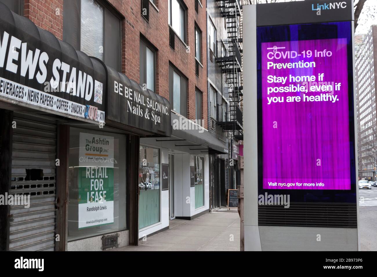 LinkNYC Schild mit digitalem Kiosk auf dem Gehweg, auf dem Covid-19-Nachrichten (Coronavirus) und Ratschläge zur Quarantäne an New Yorker angezeigt werden. Stockfoto