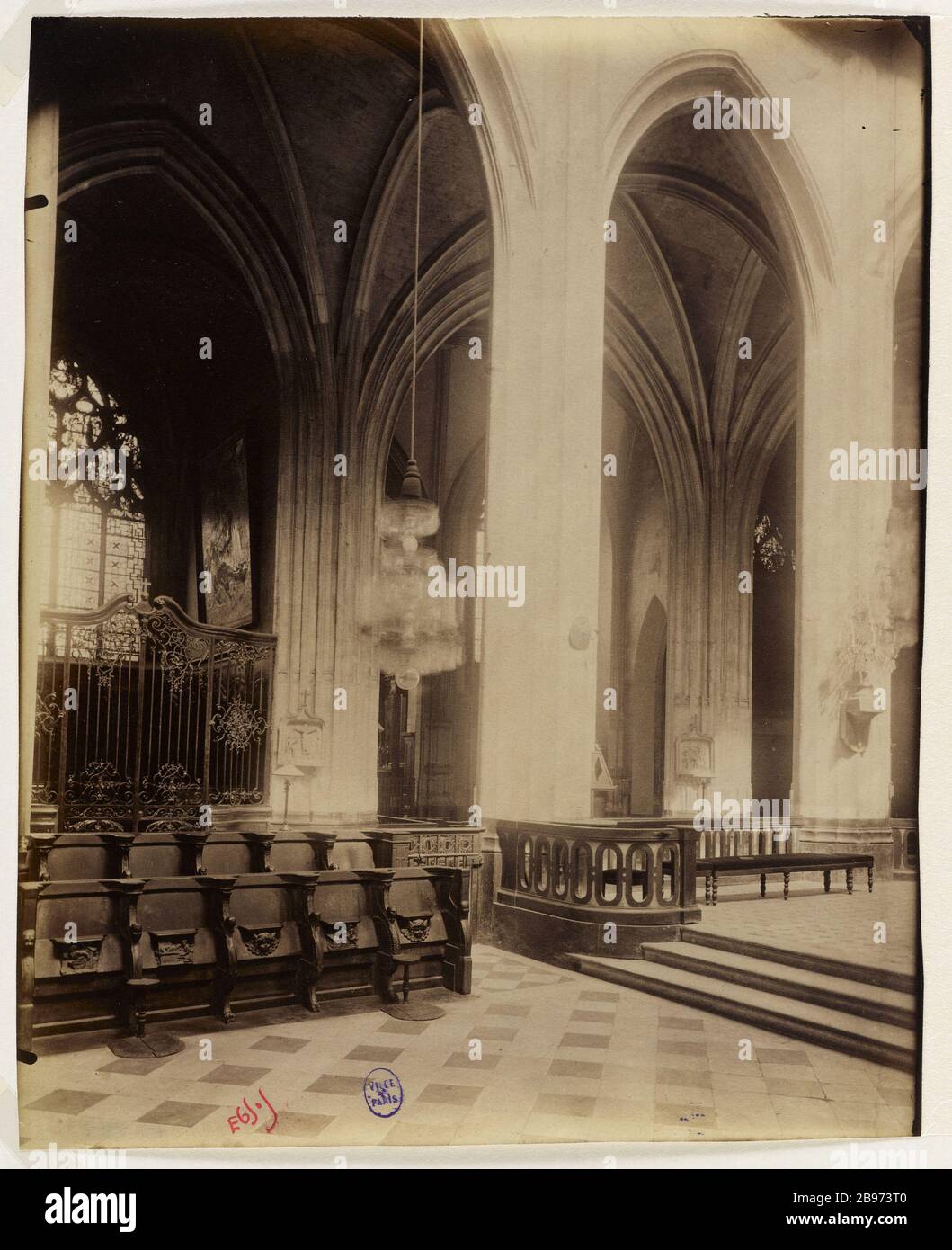 DIE ERHÖHUNG DES CHORUS FÜR DIE AUFNAHME IN DAS LINKE QUERHAUS, KIRCHE SAINT-GERVAIS-ST PROTAIS, 4. BEZIRK, PARIS L'élévation du choeur, vue pry vers le Querhaus gauche, église Saint-Gervais-Saint-Protais, Paris (IVème arr.), 1904/05. Photographie d'Eugène Atget (1857-1927). Paris, musée Carnavalet. Stockfoto