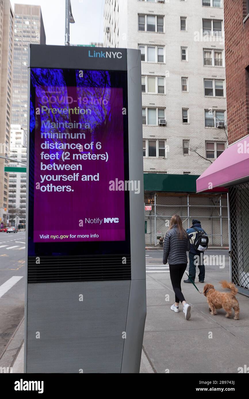 LinkNYC-Schild mit digitalem Kiosk auf dem Bürgersteig mit Tipps und Ratschlägen zu Covid-19 (Coronavirus) in Bezug auf soziale Distanzierung zu New Yorkern. Stockfoto