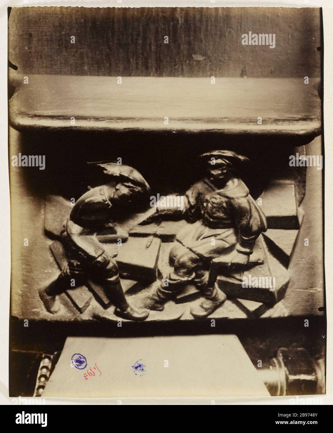 BAS-ERLEICHTERUNG DER BARMHERZIGKEIT EIN ARCHITEKT (SEINE INSTRUMENTE, DEN PLATZ UND DEN KOMPASS IDENTIFIZIERBAR) UND ASSISTENT, PERSONIFIZIERUNGSZUNFT DER ARCHITEKTEN, KIRCHE SAINT-GERVAIS-ST PROTAIS, 4. BEZIRK, PARIS Bas-reliefy de la miséricorde, UN architecte (identifizierbare à ses Instrumente, l'équerre et le compas) et son Assistant, personnifications de la la église, Saint-Guilévais, Saint-Guiais, Saint-Guiais Paris (IVème arr.), 1904/05. Photographie d'Eugène Atget (1857-1927). Paris, musée Carnavalet. Stockfoto