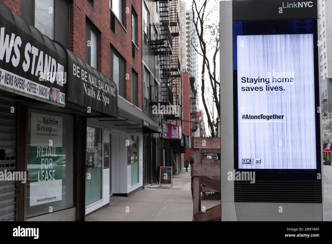 LinkNYC Schild mit digitalem Kiosk auf dem Gehweg, auf dem Covid-19 (Coronavirus) Quarantäne-Tipps und Ratschläge für New Yorker angezeigt werden. Stockfoto