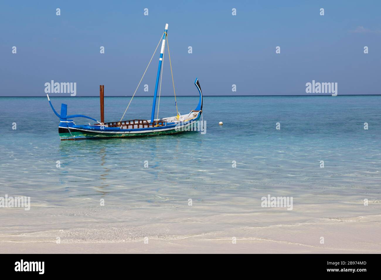 Traditionelles maledivisches Segelboot, Dhoni am Strand, Summer Island, North Male Atoll, Malediven Stockfoto