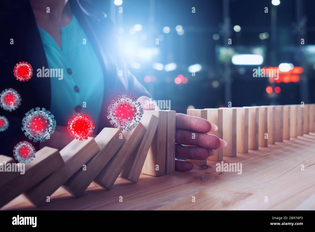 Geschäftsfrau stoppt einen Kettenfall durch Viren wie Dominospiel. Konzept zur Vermeidung von Krisen und Misserfolgen im Unternehmen. Stockfoto