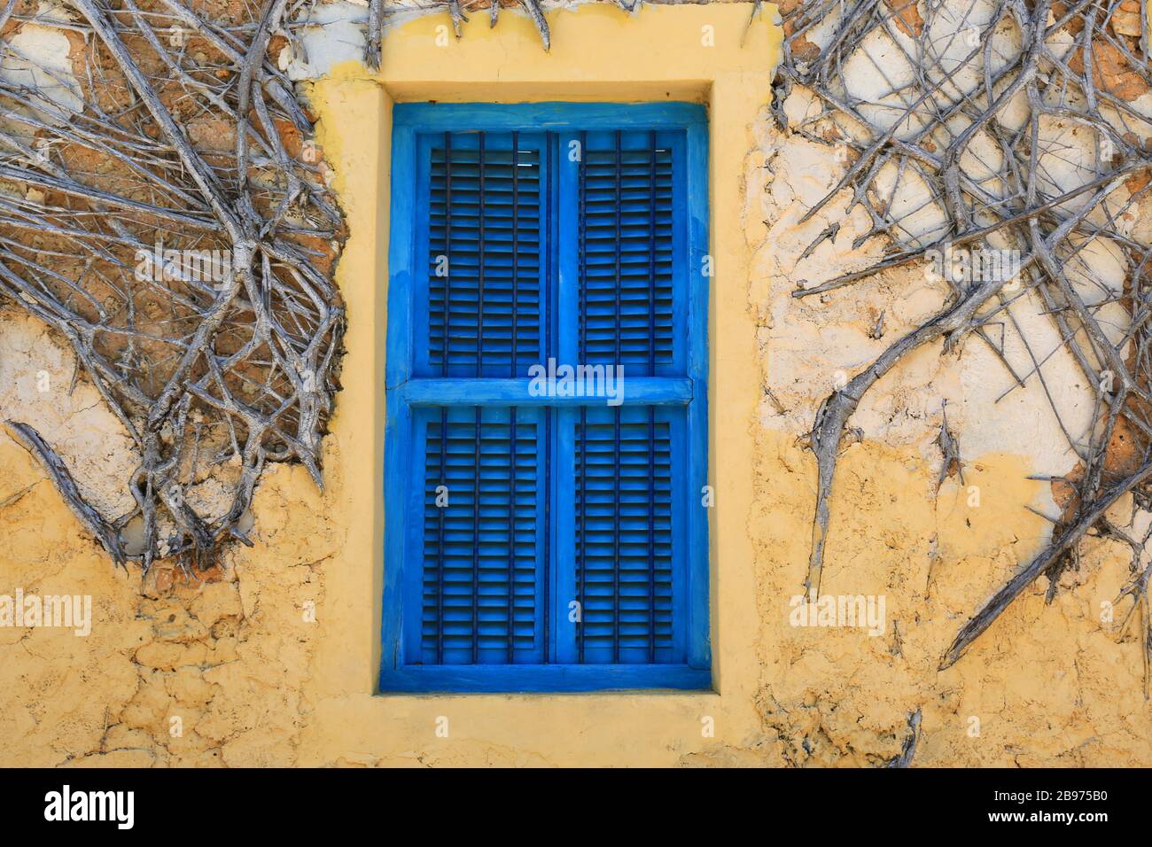 Altes blaues Holzfenster in antiker Wand Stockfoto