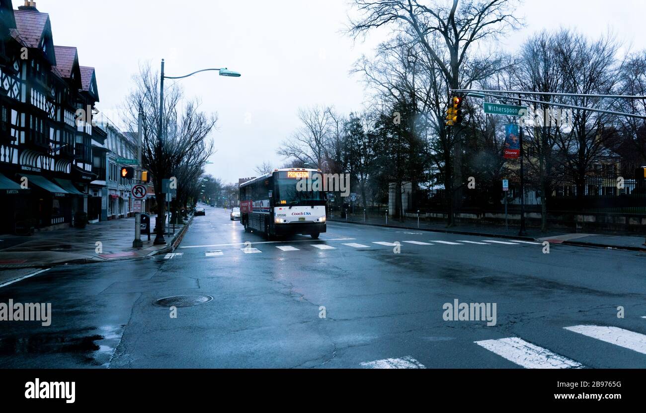 Leere Straßen in der Innenstadt von Princeton, New York, sind heute das Epizentrum der globalen Coronavirus-Pandemie, und die Menschen werden gebeten, sich zu schützen. Stockfoto