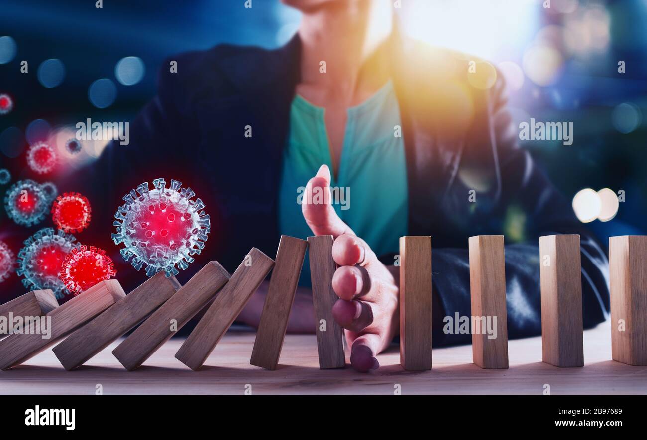 Geschäftsfrau stoppt einen Kettenfall durch Viren wie Dominospiel. Konzept zur Vermeidung von Krisen und Misserfolgen im Unternehmen. Stockfoto